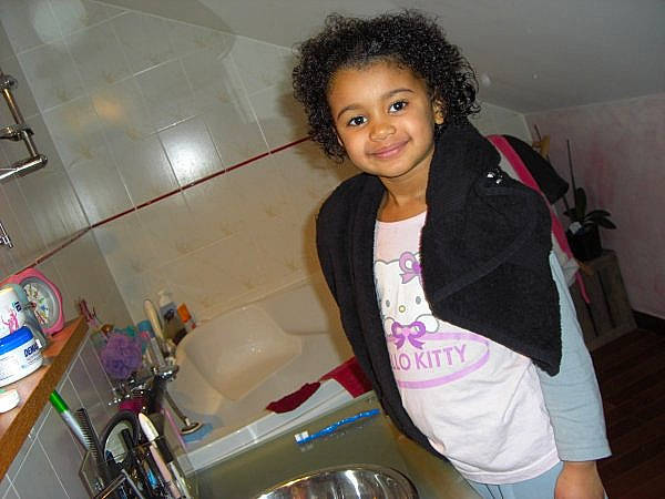 Sandra participe au concours pour gagner de l'argent avec cette photo : chair, child, clothing, cooking, countertop, fun, happy, homemaker, joy, kitchen, kitchen_appliance, major_appliance, organ, person, refrigerator, room, sink, sleeve, smile, t_shirt