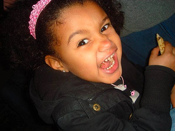 Sandra participe au concours pour gagner de l'argent avec cette photo : black_hair, cheek, cool, ear, event, eyelash, flash_photography, fun, gesture, happy, iris, jaw, jewellery, lip, long_hair, neck, nose, person, skin, smile