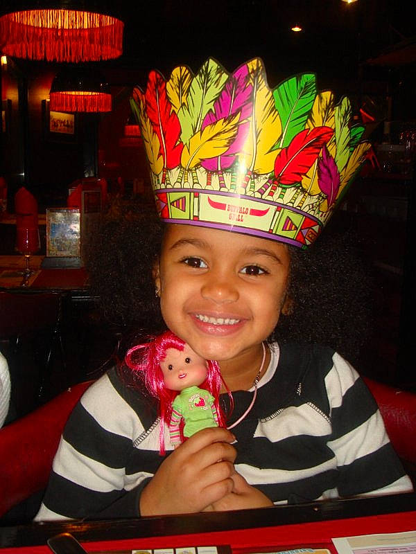 Sandra a rejoint le concours — aidez-le/la à gagner de superbes lots ! birthday, child, costume_hat, cuisine, event, fun, happy, headwear, holiday, joy, lighting, party, party_hat, party_supply, person, pink, plate, recreation, red, smile