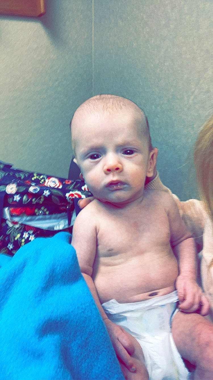 Chess is registered to the contest to win money with this photo: azure, cheek, ear, eye, eyebrow, eyelash, forehead, gesture, hand, happy, human_body, iris, lip, mouth, muscle, neck, nose, person, shoulder, skin