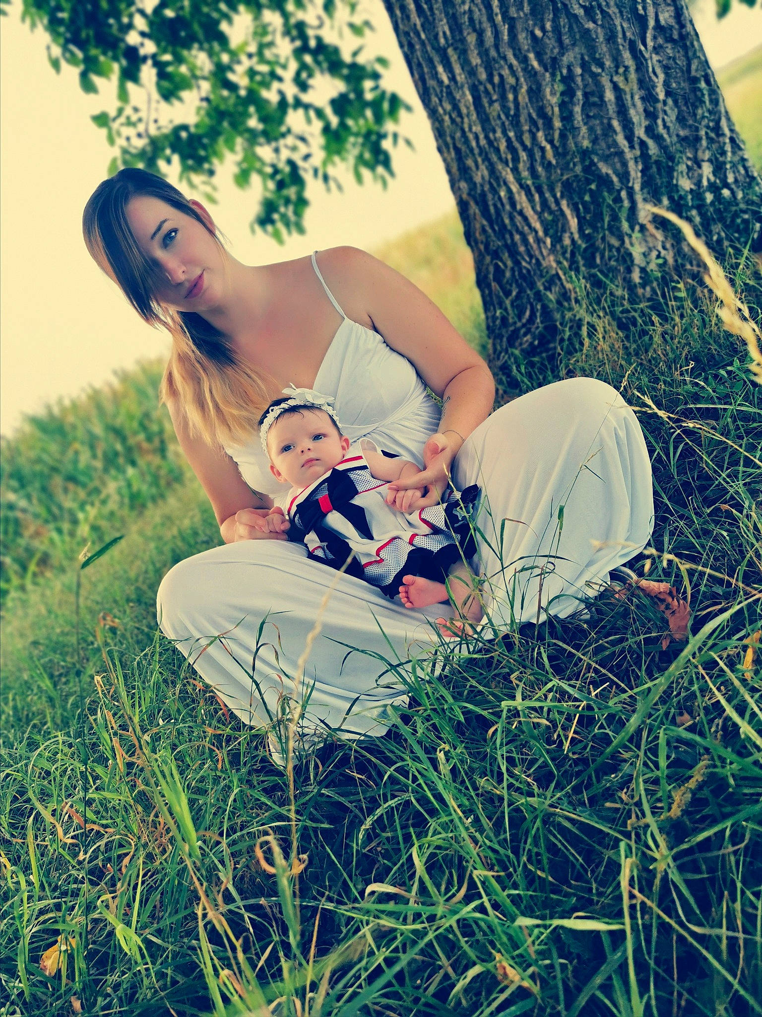 Lilly a rejoint le concours — aidez-le/la à gagner de superbes lots ! beauty, cool, forest, grass, grass_family, green, happy, love, people_in_nature, person, photo_shoot, photograph, photography, plant, sitting, skin, smile, spring, summer, sunlight