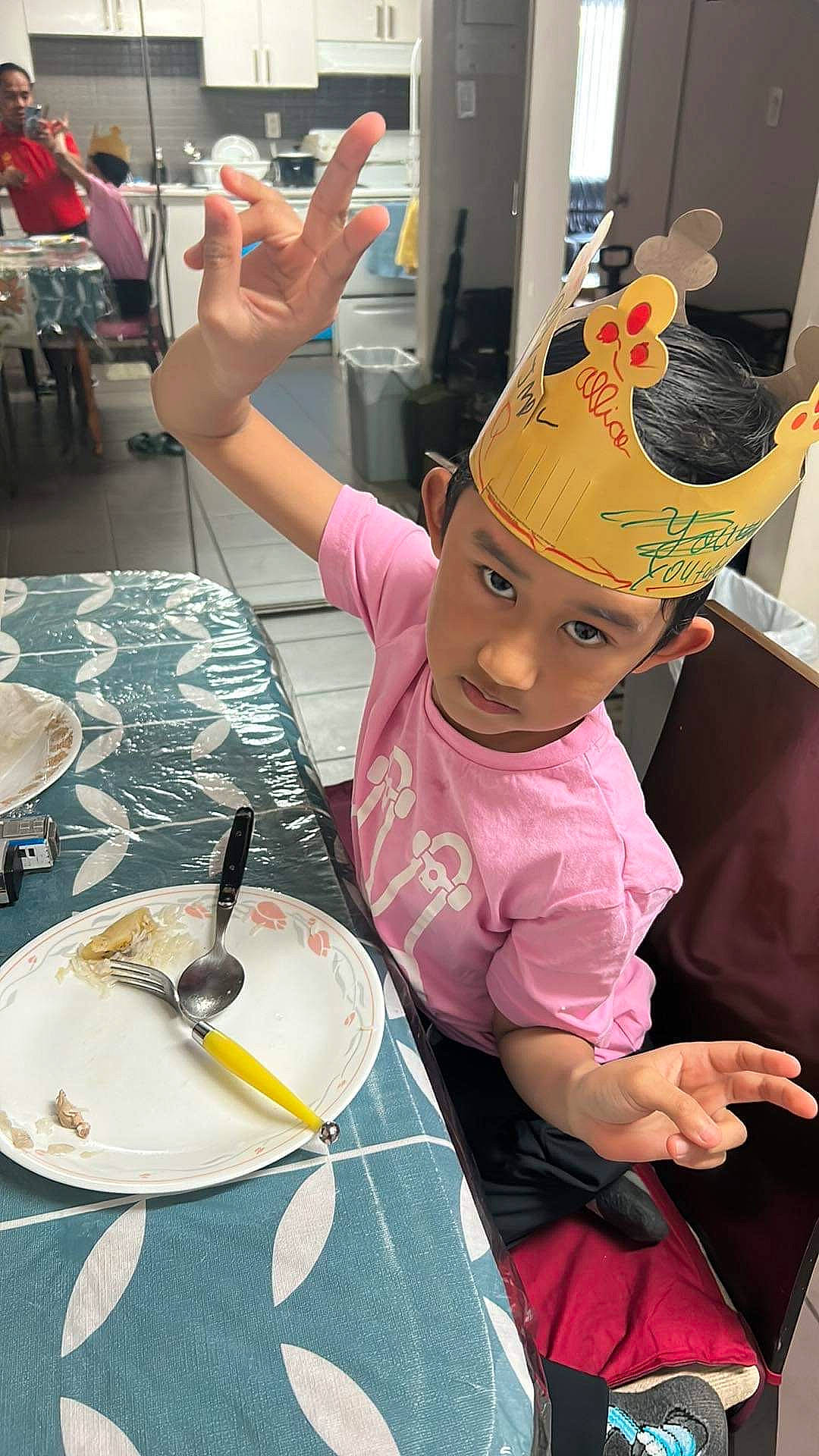 John a rejoint le concours — aidez-le/la à gagner de superbes lots ! art, baseball_cap, cap, child, cooking, costume_hat, dishware, event, fashion, fashion_accessory, fun, gesture, headgear, headwear, party_supply, person, plate, serveware, sun_hat, table