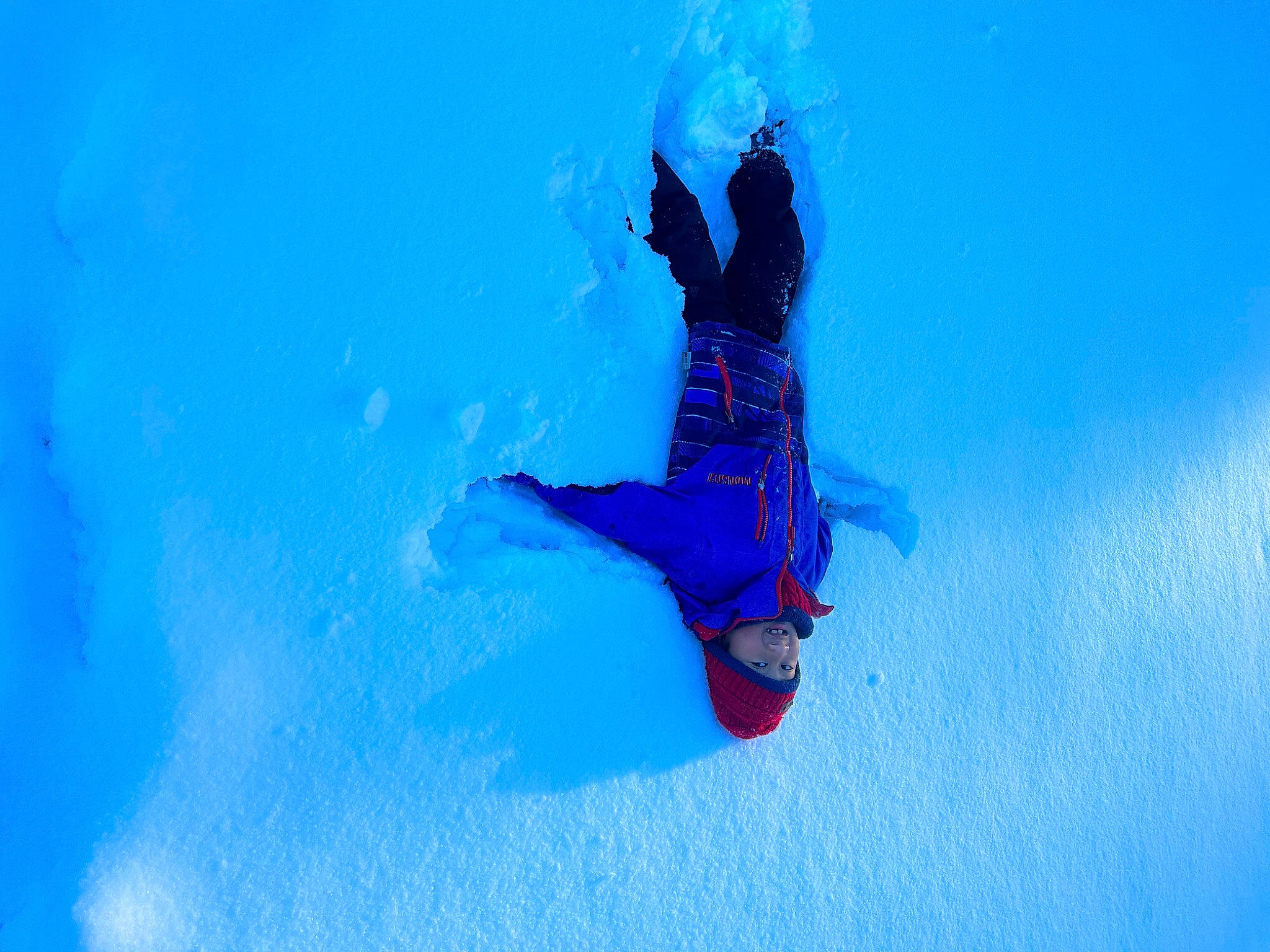 John a rejoint le concours — aidez-le/la à gagner de superbes lots ! adventure, arctic, blue, boot, carmine, electric_blue, extreme_sport, freezing, fun, glacial_landform, headwear, ice_cap, leisure, people_in_nature, person, recreation, sky, slope, snow, sports