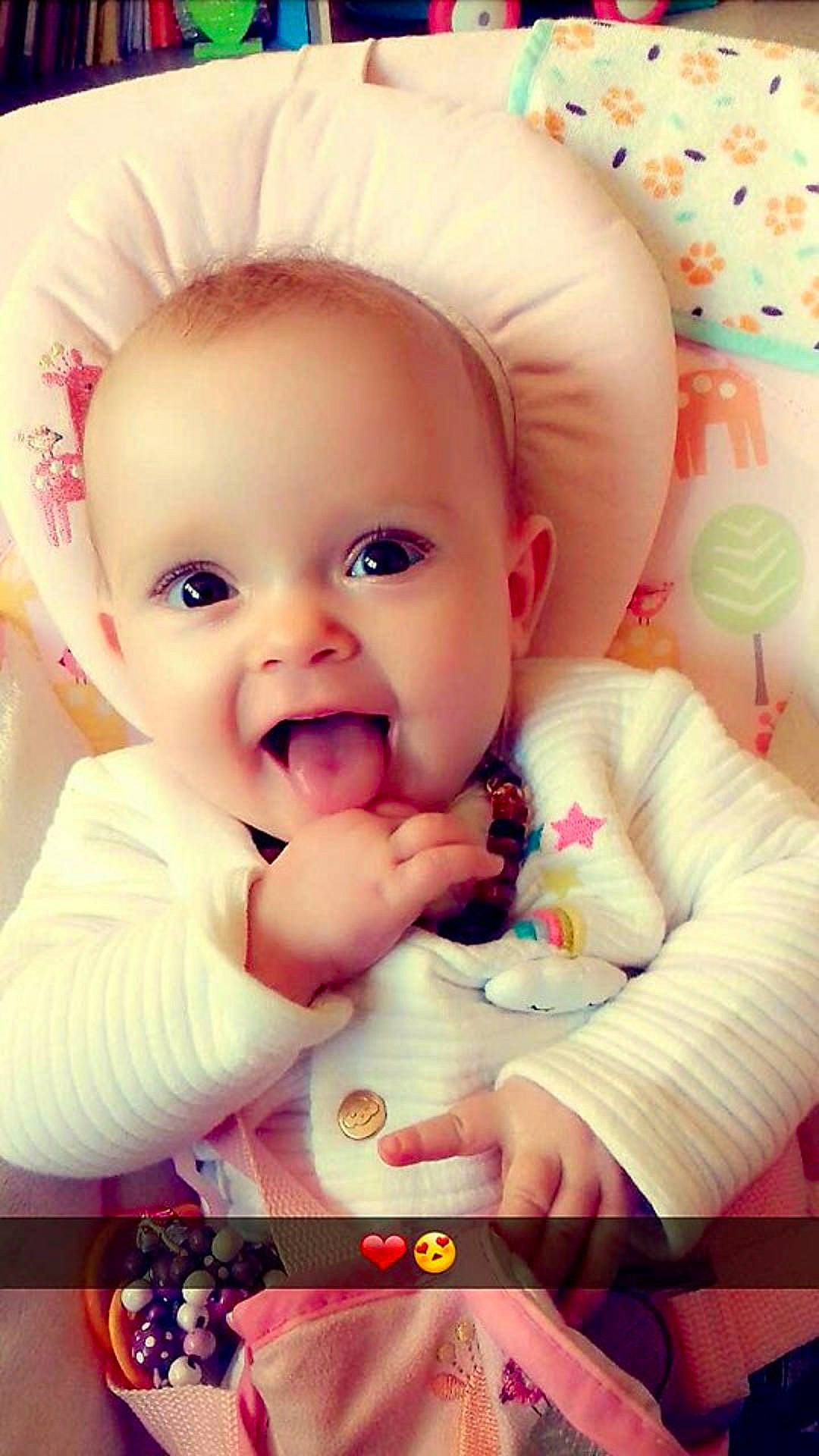 Léna participe au concours pour gagner de l'argent avec cette photo : cheek, child, eye, face, finger, fun, girl, hand, head, human_hair_color, infant, iris, lip, mouth, nose, person, pink, product, skin, smile