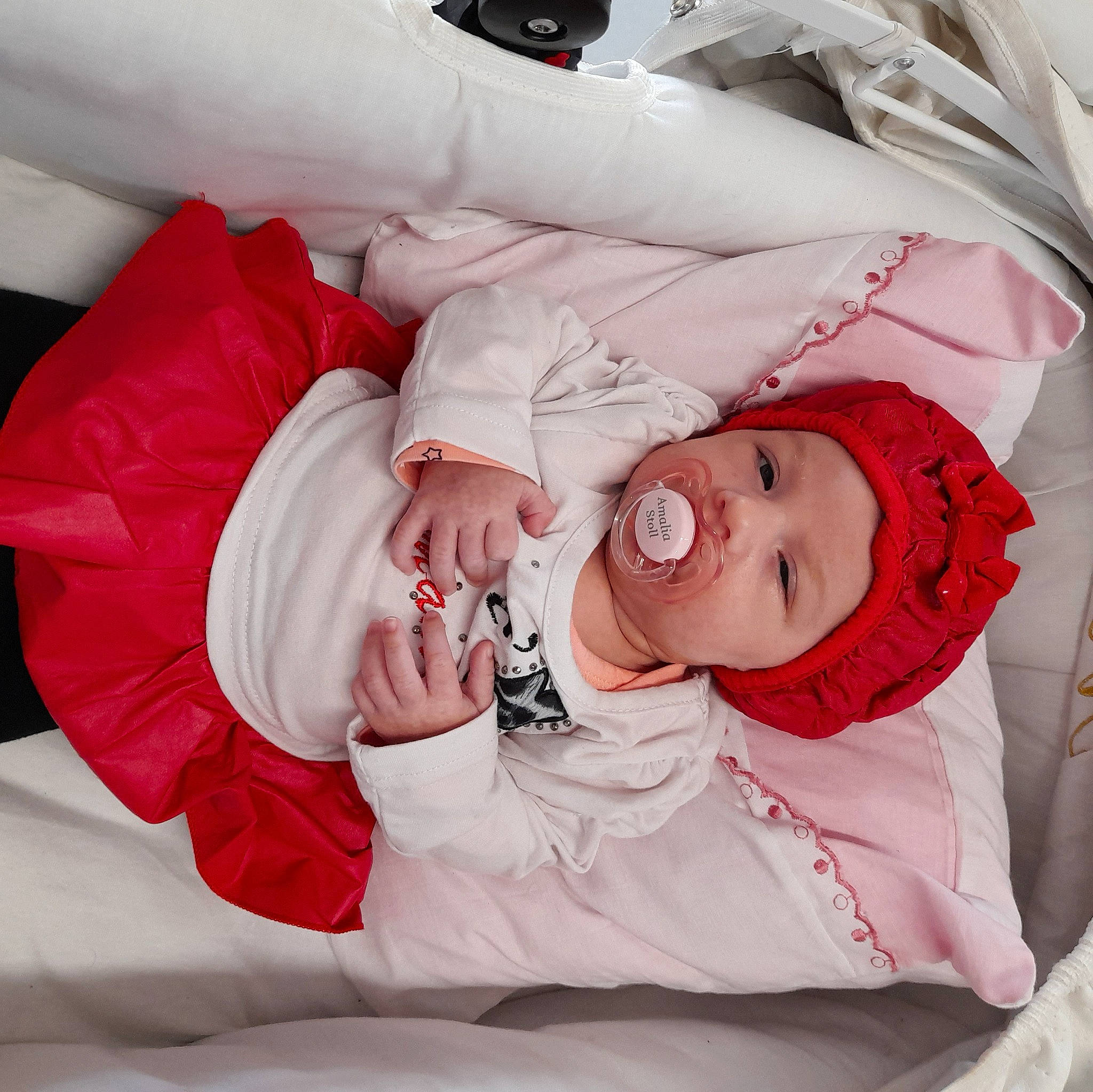 Amalia participe au concours pour gagner de l'argent avec cette photo : baby_sleeping, baby_toddler_clothing, bed_sheet, bedding, carmine, child, comfort, event, eyelash, flesh, happy, headwear, linens, nap, person, pink, room, skin, sleep, sleeve