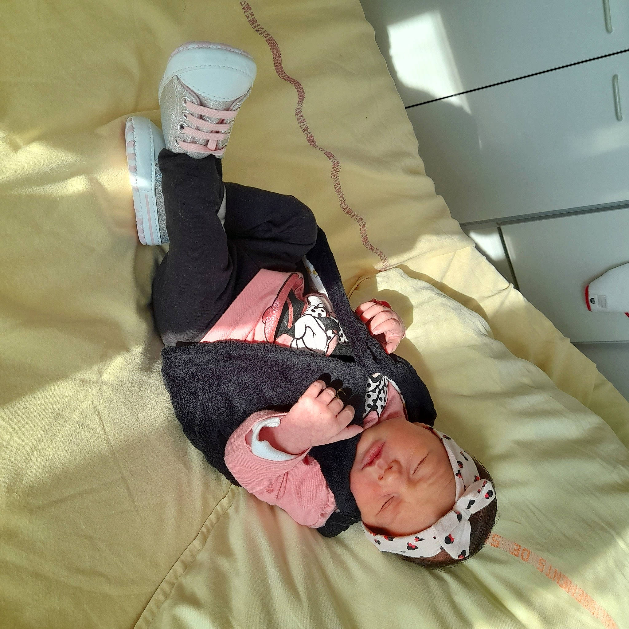 Amalia participe au concours pour gagner de l'argent avec cette photo : bed, bedding, bedroom, comfort, flesh, fun, gesture, headwear, human_leg, knee, lap, leg, leisure, linens, nap, person, room, sitting, sleep