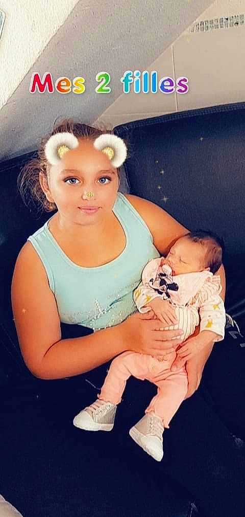 Johanna a rejoint le concours — aidez-le/la à gagner de superbes lots ! abdomen, arm, baby, baby_products, baby_toddler_clothing, cheek, child, finger, flash_photography, fun, hairstyle, happy, headwear, leg, leisure, mouth, person, sitting, skin, t_shirt