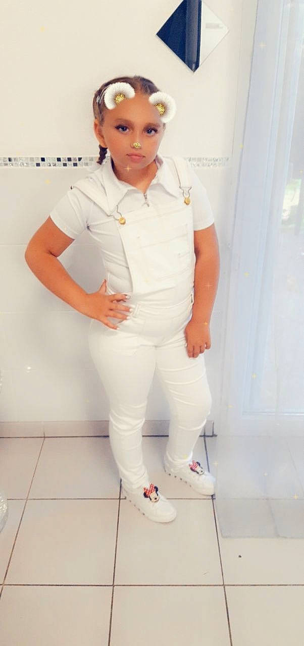 Johanna participe au concours pour gagner de l'argent avec cette photo : belt, blazer, collar, eyewear, fashion_design, fashion_model, formal_wear, gesture, hair, human_leg, knee, leg, neck, person, sleeve, sportswear, street_fashion, thigh, uniform, waist