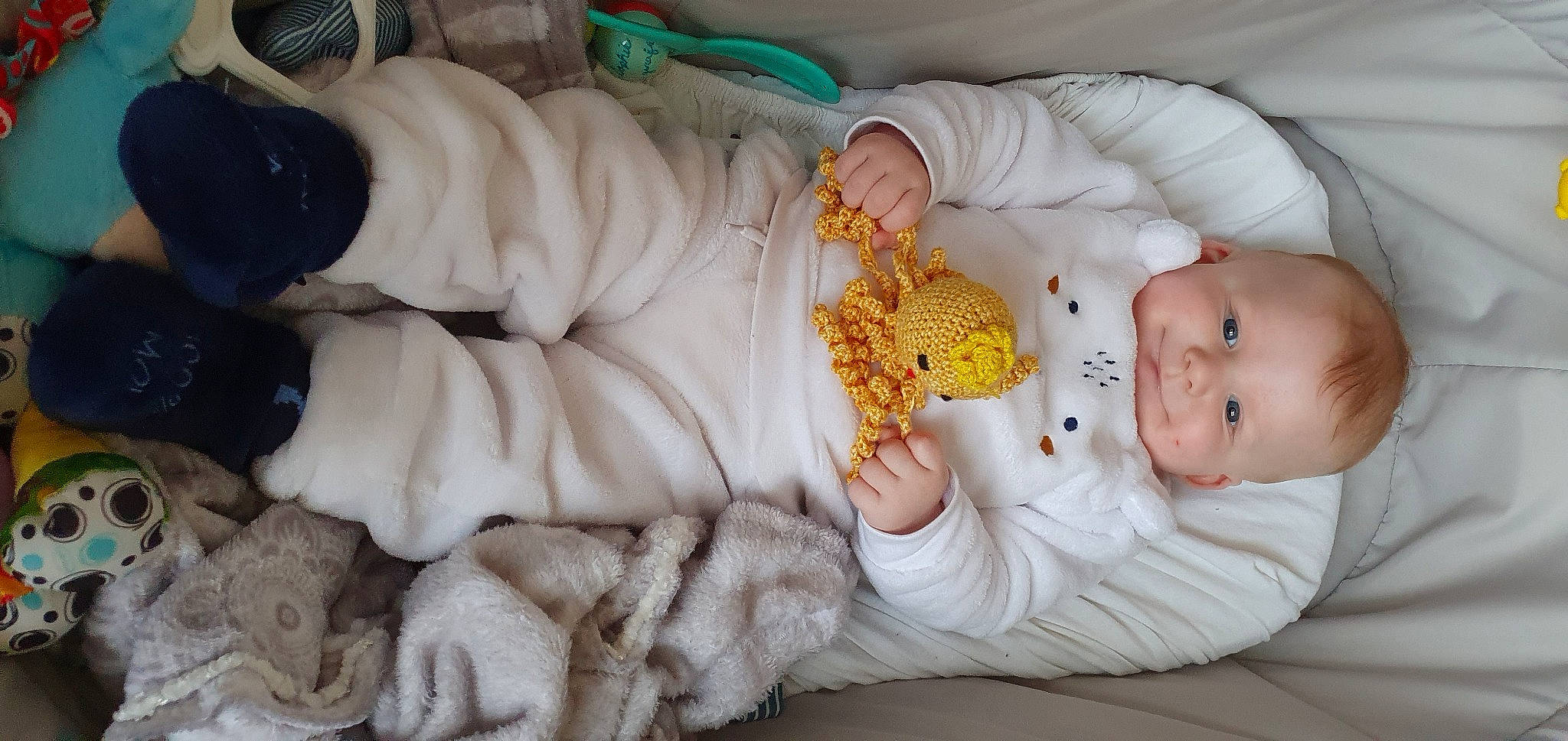 Tenessee a rejoint le concours — aidez-le/la à gagner de superbes lots ! art, baby, baby_sleeping, baby_toddler_clothing, child, comfort, fur, linens, person, room, skin, smile, stuffed_toy, textile, thumb, toddler, toy, vertebrate, white, wool