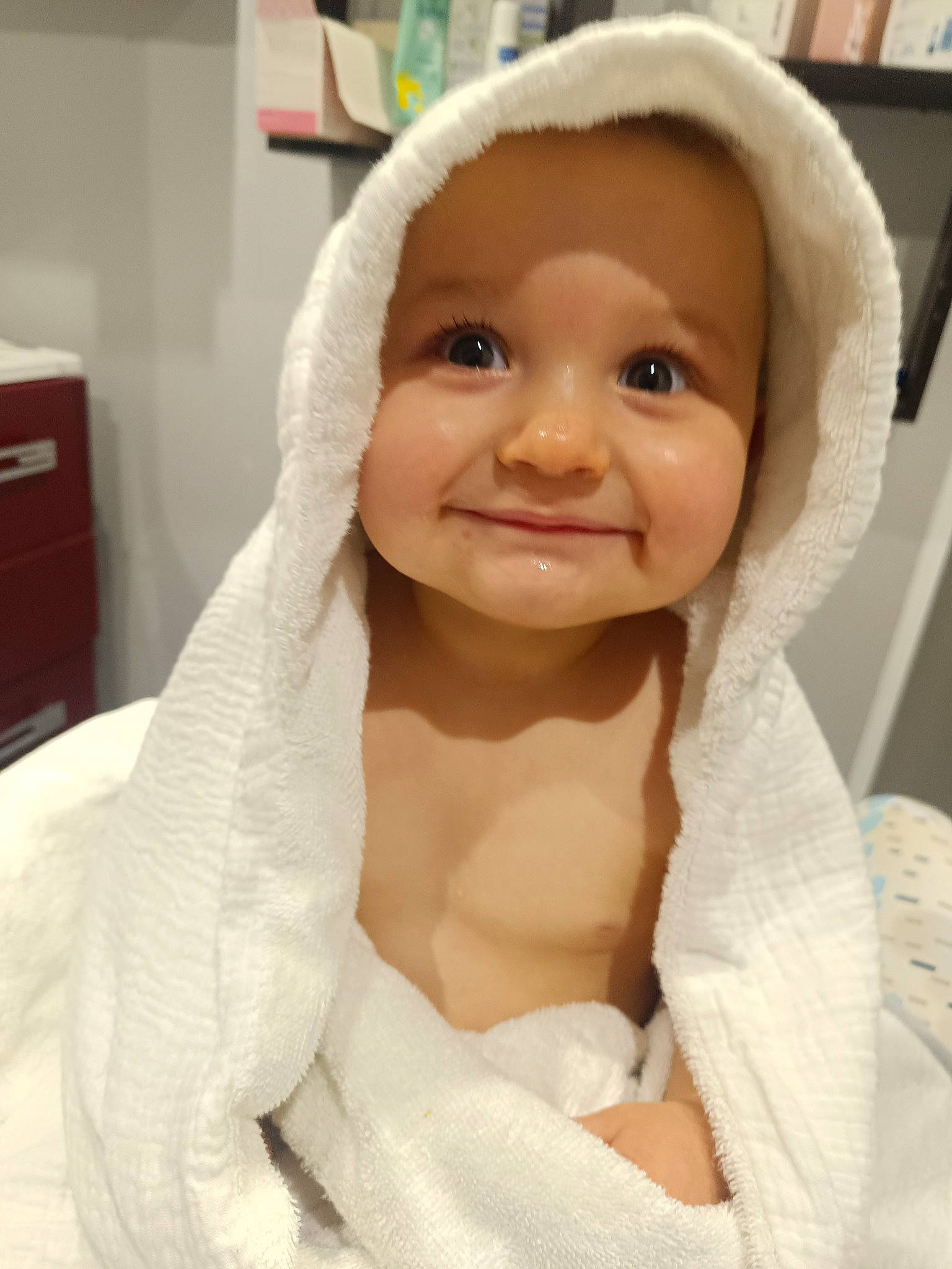 Naël participe au concours pour gagner de l'argent avec cette photo : baby, cabinetry, cheek, chin, comfort, eyebrow, fun, fur, gesture, happy, headwear, jaw, joy, linens, lip, mouth, neck, nose, person, sleeve