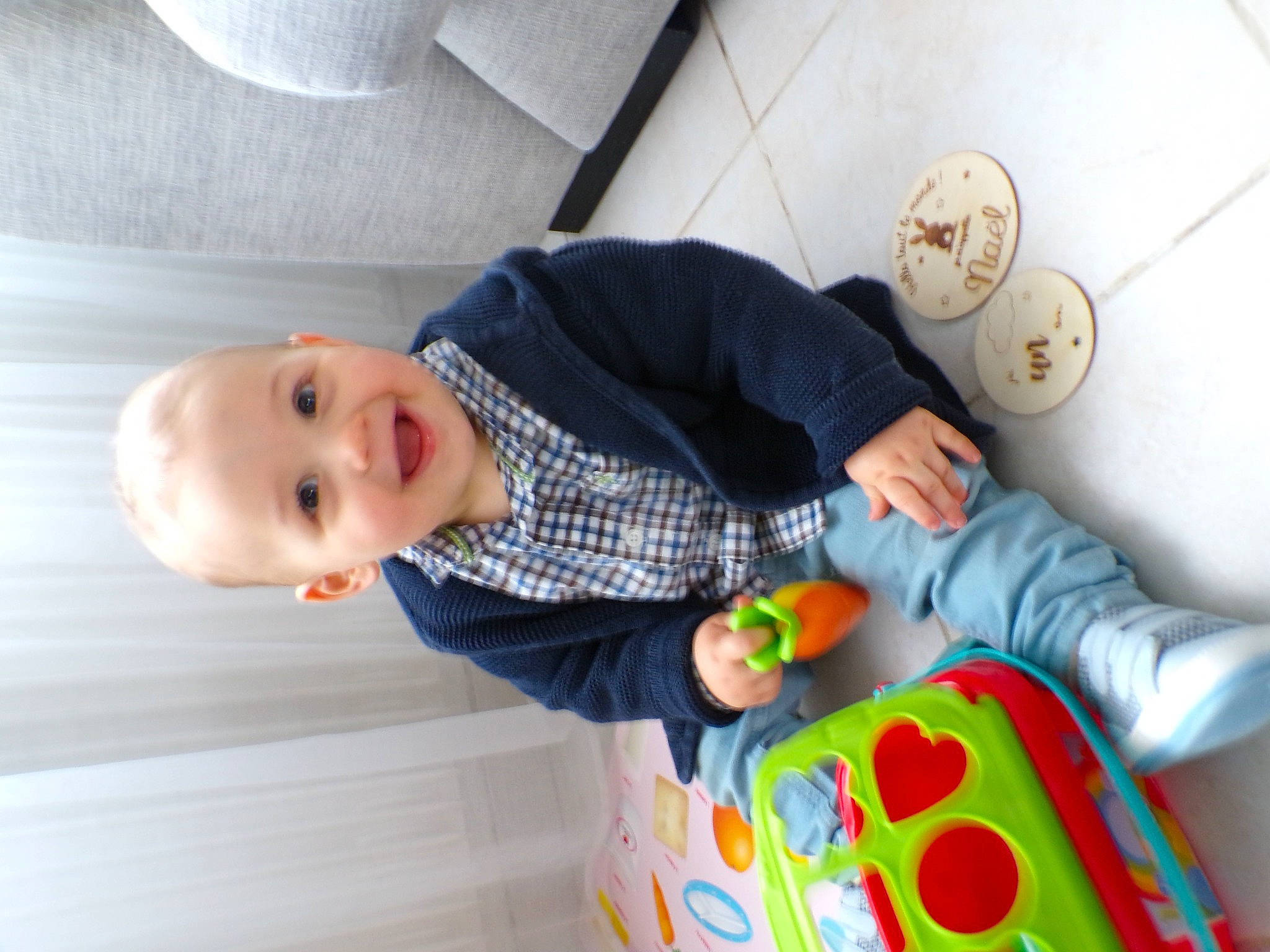Naël a rejoint le concours — aidez-le/la à gagner de superbes lots ! baby, baby_products, baby_toddler_clothing, baby_toys, ball, chair, child, comfort, football, fun, happy, joy, person, product, room, sitting, smile, stuffed_toy, toddler, toy