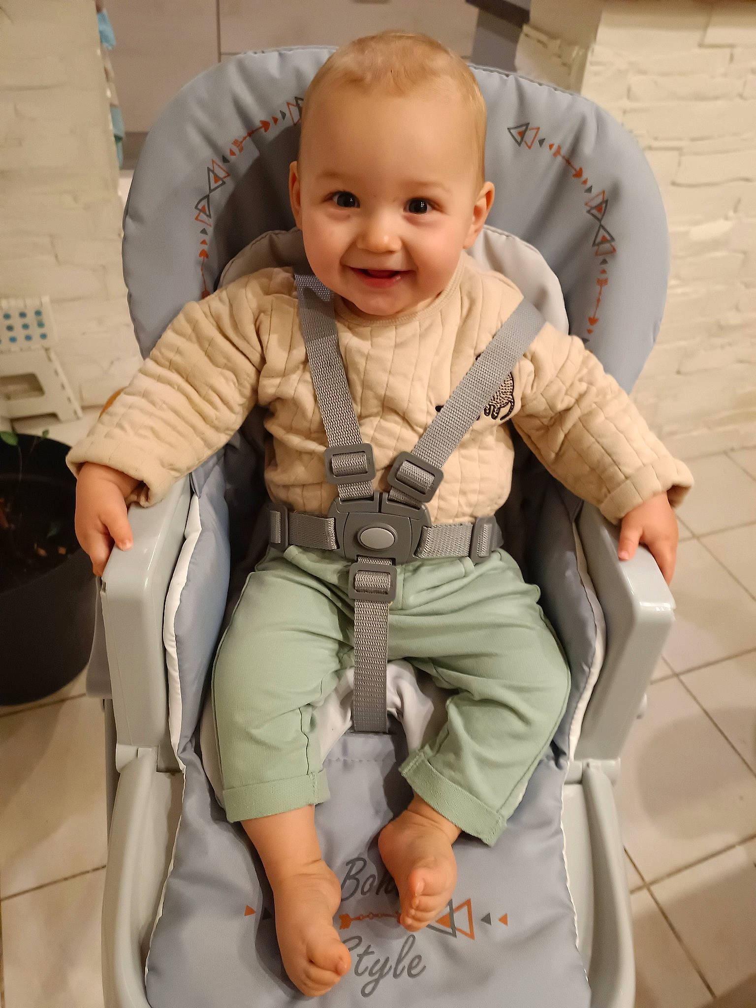 Naël a rejoint le concours — aidez-le/la à gagner de superbes lots ! baby, baby_toddler_clothing, car_seat, cheek, child, comfort, eye, face, gesture, head, joint, joy, knee, leg, person, seat_belt, sitting, sleeve, smile, thigh