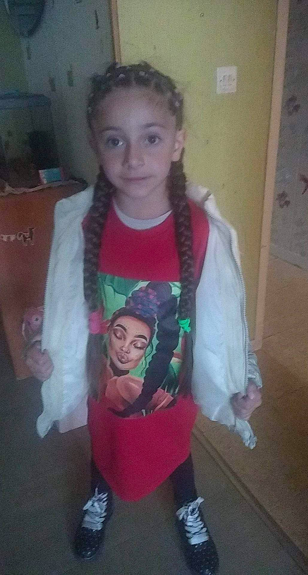 Lana participe au concours pour gagner de l'argent avec cette photo : baby_toddler_clothing, chest, child, costume, eyewear, face, fashion_design, fun, head, jewellery, long_hair, necklace, pattern, person, room, sandal, sleeve, t_shirt, toddler, top