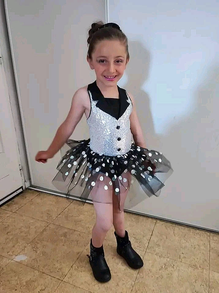 Lana a rejoint le concours — aidez-le/la à gagner de superbes lots ! baby_toddler_clothing, day_dress, electric_blue, embellishment, event, fashion_design, flash_photography, formal_wear, happy, human_leg, joy, knee, leg, one_piece_garment, person, shoe, sleeve, smile, thigh, toddler