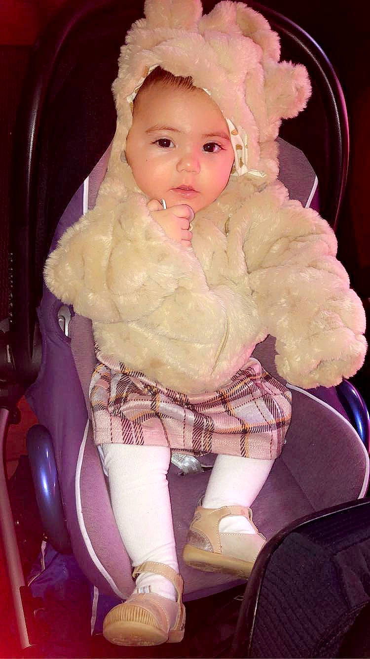 Asmin a rejoint le concours — aidez-le/la à gagner de superbes lots ! baby, baby_toddler_clothing, chair, cheek, child, doll, hair, hairstyle, hand, head, human_body, lap, lip, person, pink, sitting, skin, sock, thigh, toy