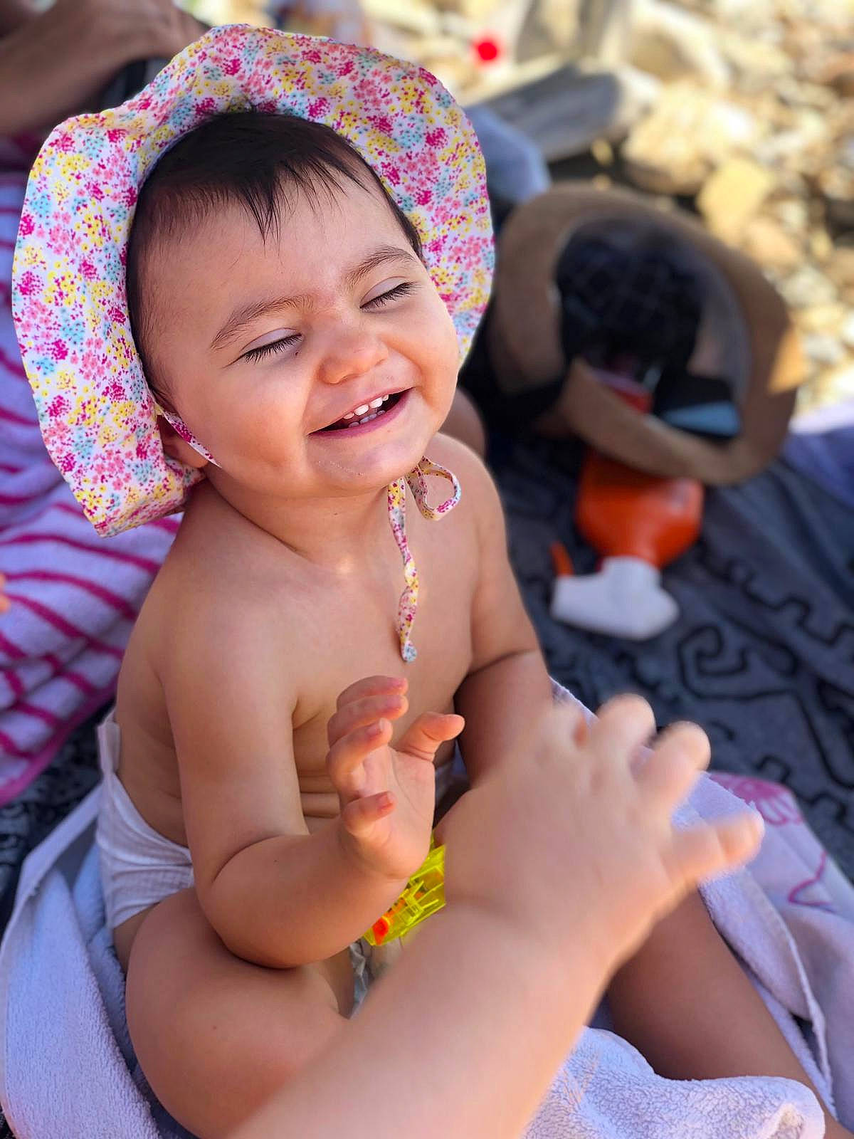 Asmin participe au concours pour gagner de l'argent avec cette photo : abdomen, arm, baby, beauty, child, event, facial_expression, finger, fun, gesture, hand, happy, hat, headgear, joy, leisure, muscle, neck, person, skin