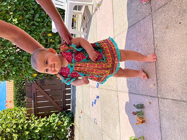 Bianca a rejoint le concours — aidez-le/la à gagner de superbes lots ! child, dress, fun, grass, green, happy, human_leg, joy, leisure, magenta, pattern, people_in_nature, person, pink, plant, road_surface, sandal, sidewalk, smile, thigh