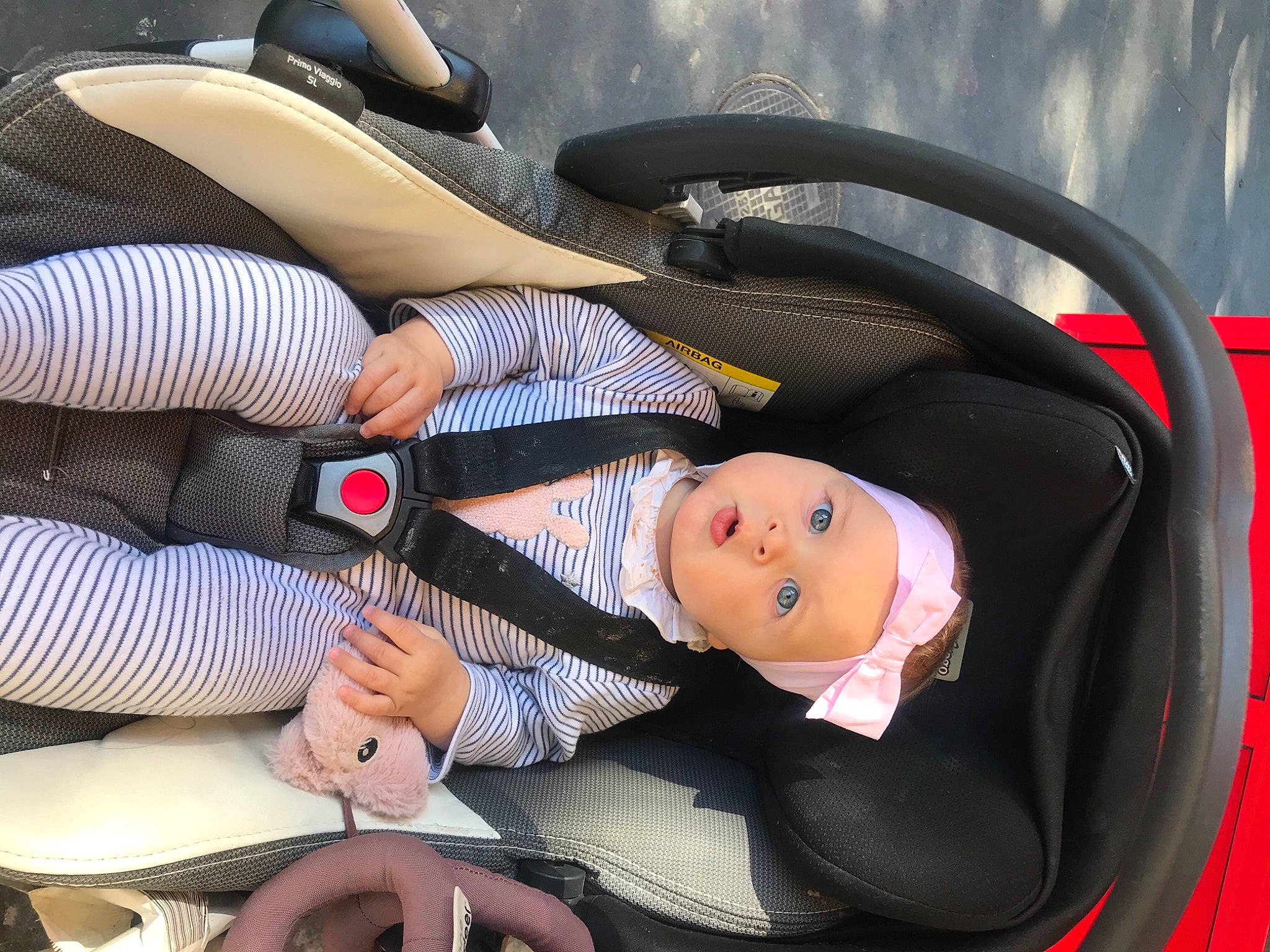 Bianca a rejoint le concours — aidez-le/la à gagner de superbes lots ! auto_part, automotive_design, automotive_exterior, baby, baby_carriage, baby_products, car, car_seat, comfort, gesture, headwear, hood, motor_vehicle, nail, person, steering_wheel, thigh, toddler, tree, vehicle_door