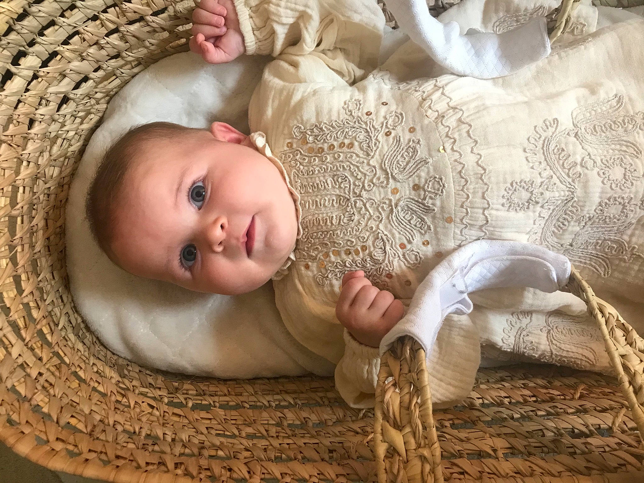 Bianca participe au concours pour gagner de l'argent avec cette photo : baby, baby_toddler_clothing, child, comfort, dress, eye, fawn, flash_photography, grass, hand, happy, head, headgear, human_body, iris, linens, person, skin, textile, toddler