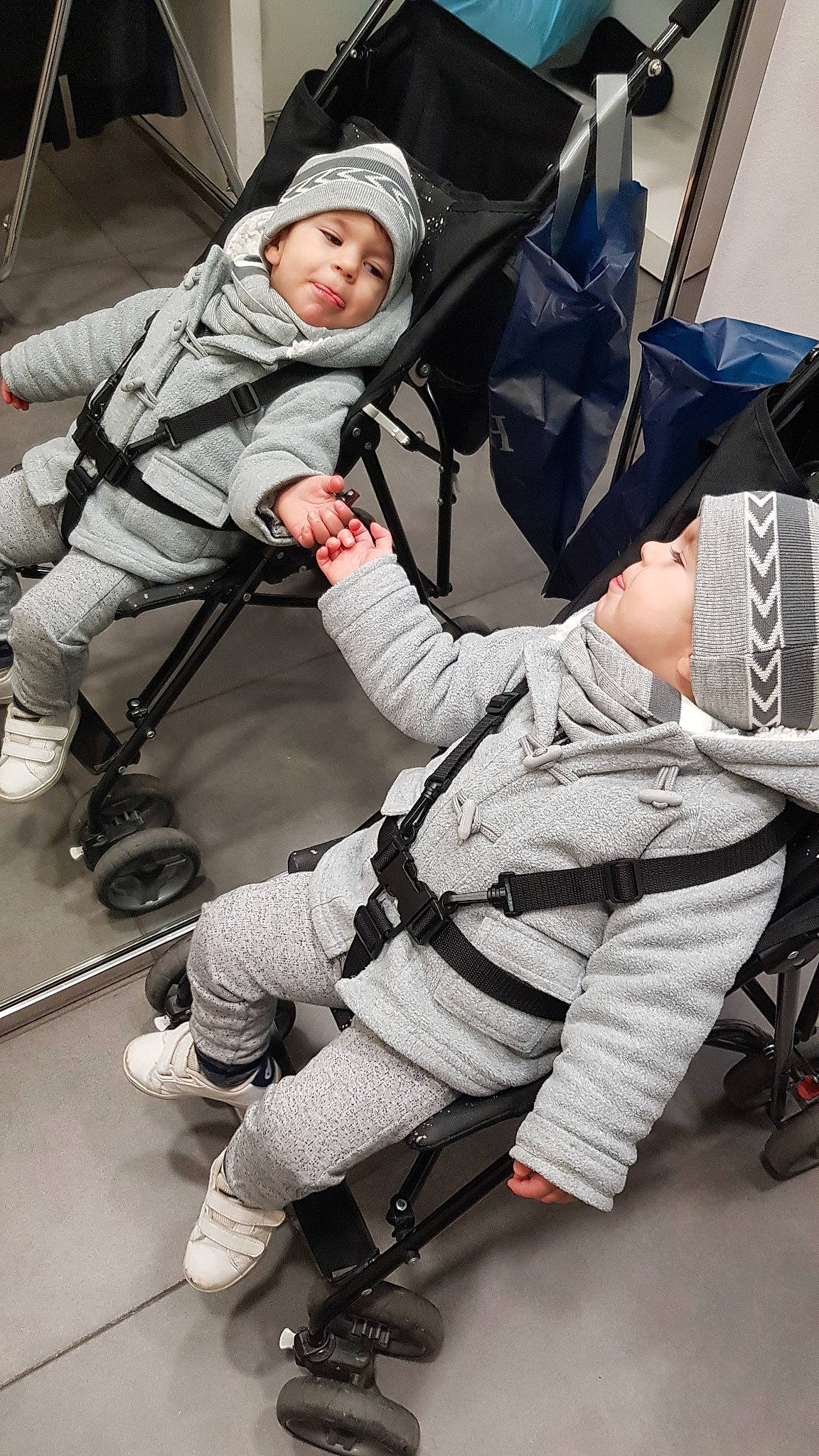 Aaron participe au concours pour gagner de l'argent avec cette photo : child, headwear, leg, person