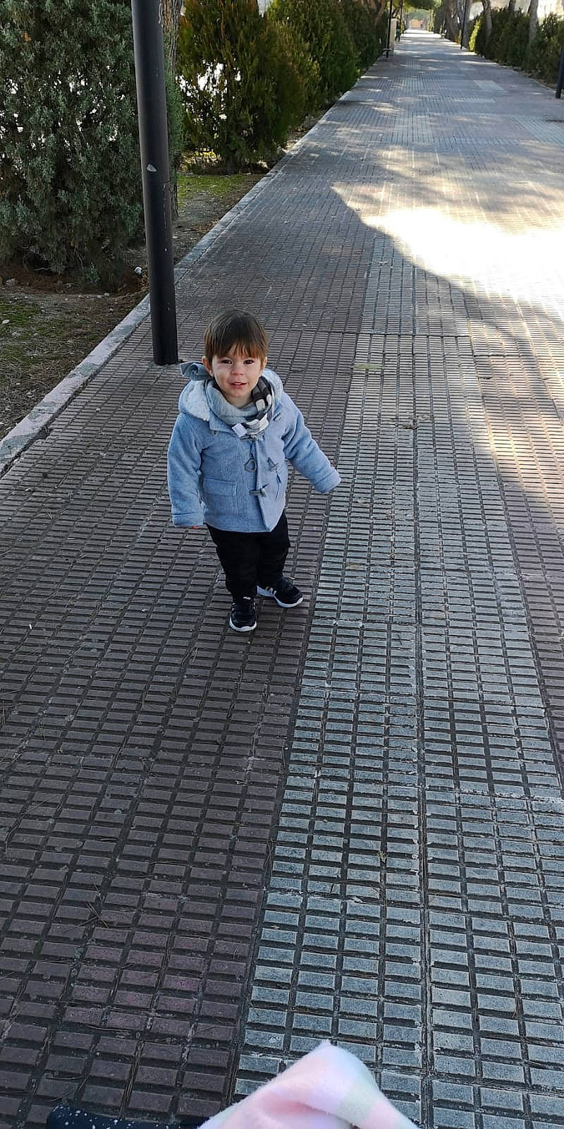 Aaron participe au concours pour gagner de l'argent avec cette photo : asphalt, child, cobblestone, floor, flooring, person, road_surface, shadow, sidewalk