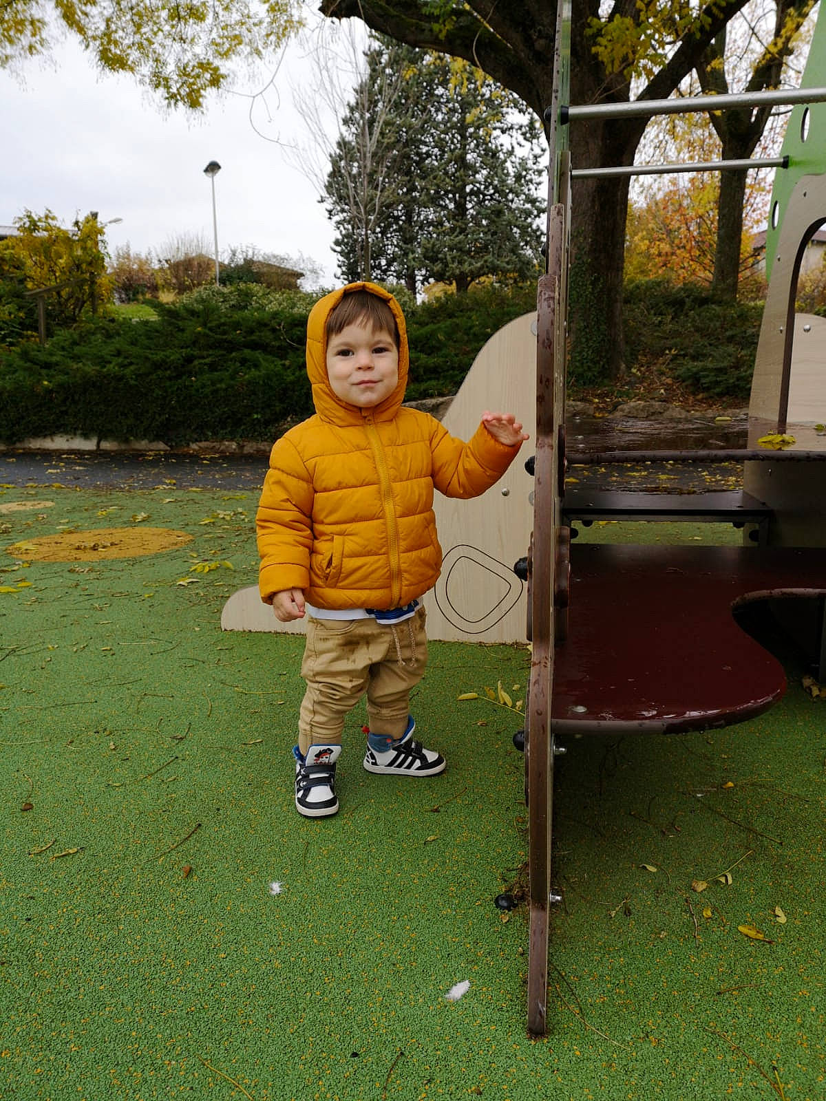 Aaron a rejoint le concours — aidez-le/la à gagner de superbes lots ! child, fun, grass, leaf, leisure, outdoor_play_equipment, person, play, playground, recreation, smile, standing, swing, toddler, tree