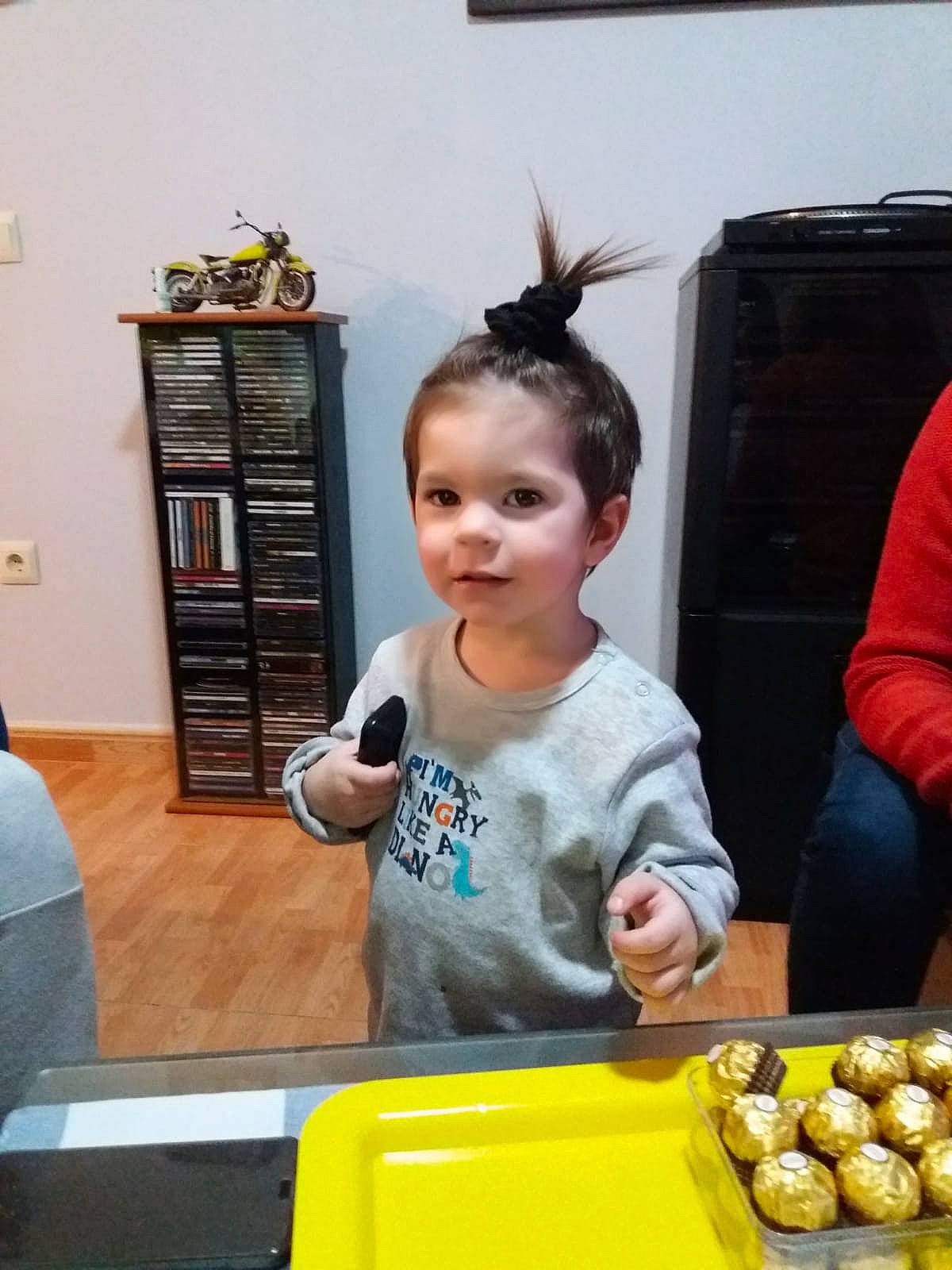 Aaron participe au concours pour gagner de l'argent avec cette photo : child, food, person, play, toddler