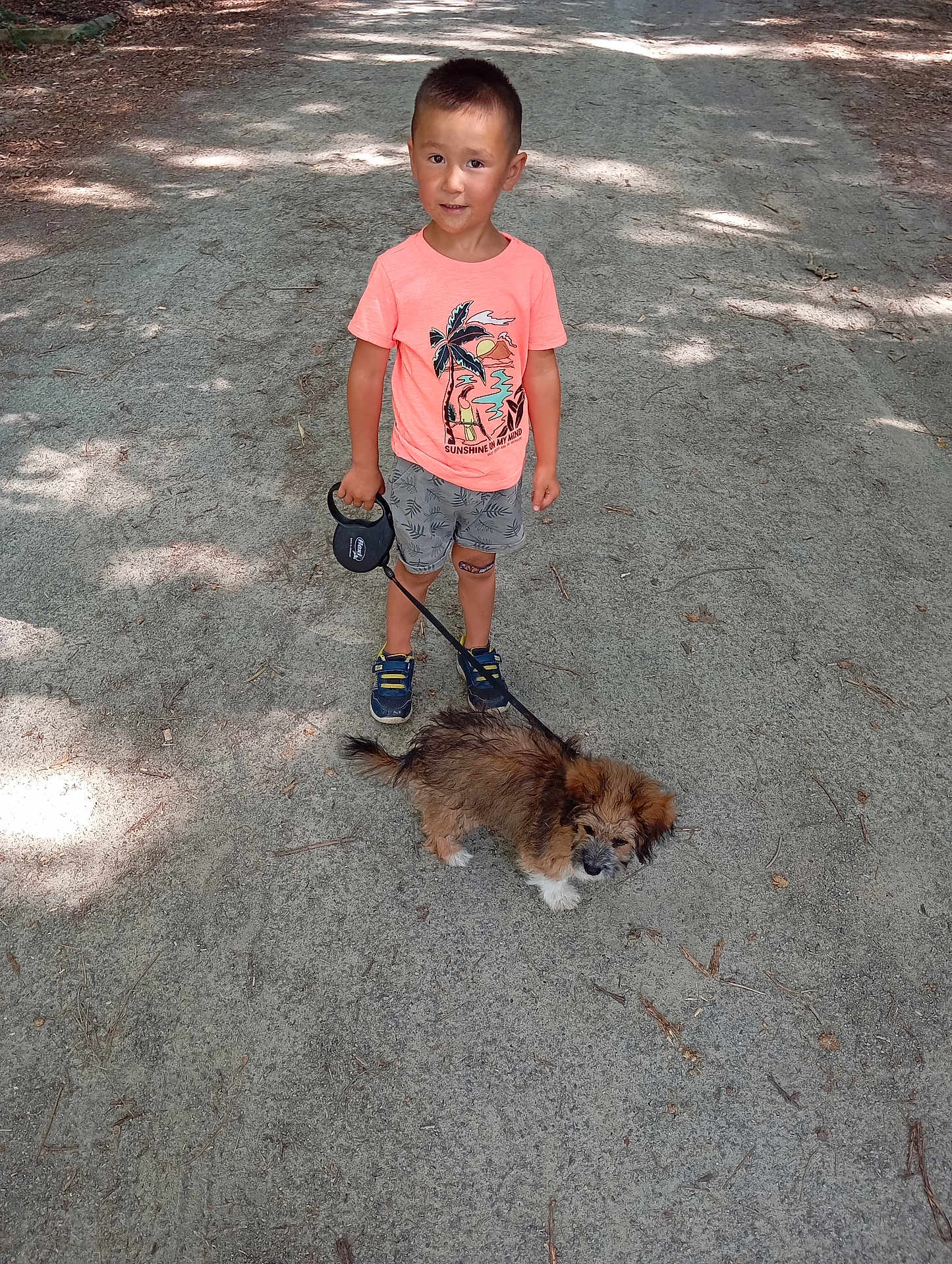 Maël a rejoint le concours — aidez-le/la à gagner de superbes lots ! child, boy, dog, leash, path, outdoor, sunlight, shorts, tshirt, shoes, pet, animal, nature, walking, summer, cute, happy, playful, canine, person