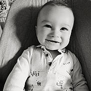 Nino a rejoint le concours — aidez-le/la à gagner de superbes lots ! baby, child, smiling, portrait, black_and_white, seated, cushion, clothing, cute, face, happy, indoor, infant, person, shirt, small_child, young, baby_chair, expression, closeup