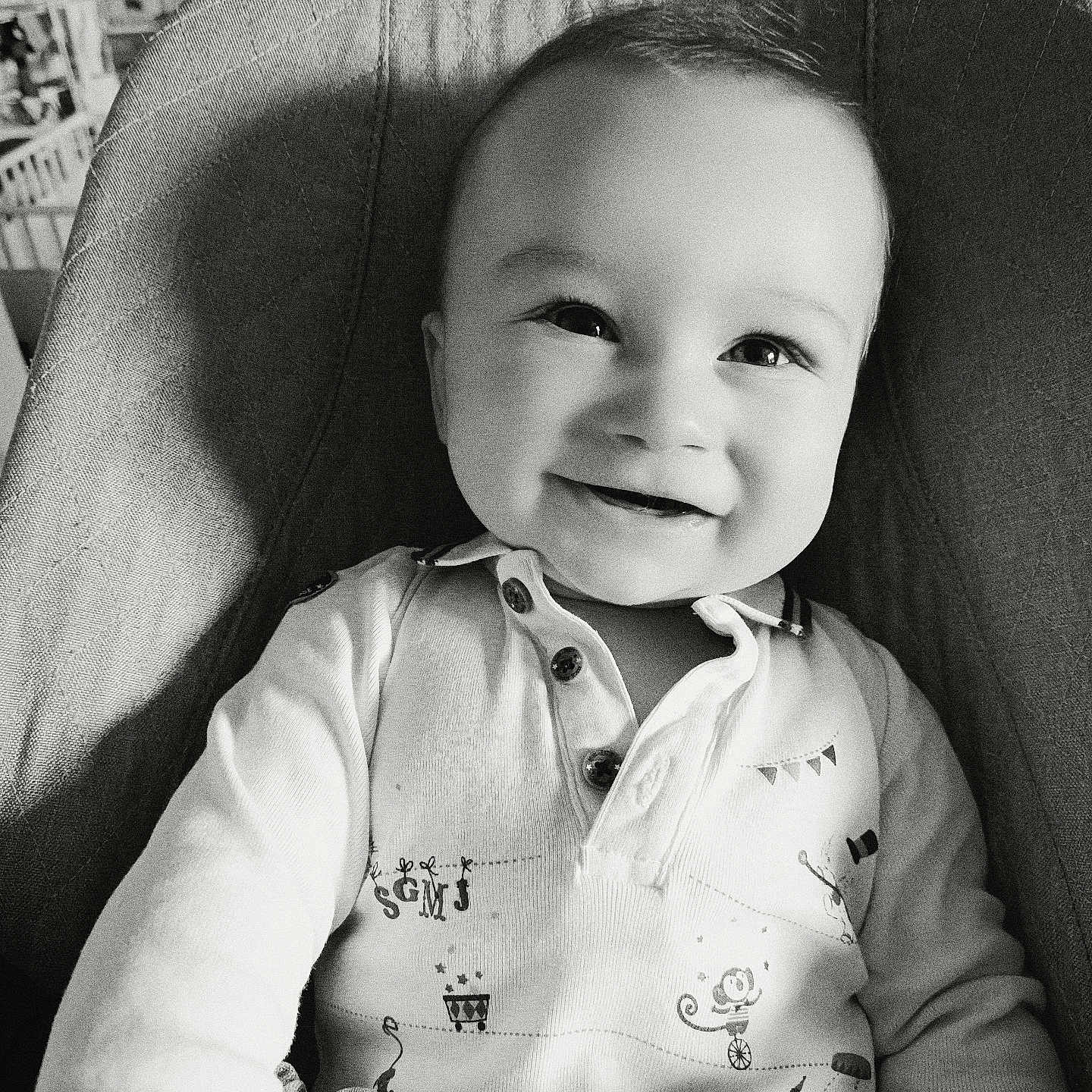 Nino a rejoint le concours — aidez-le/la à gagner de superbes lots ! baby, baby_chair, black_and_white, child, closeup, clothing, cushion, cute, expression, face, happy, indoor, infant, person, portrait, seated, shirt, small_child, smiling, young