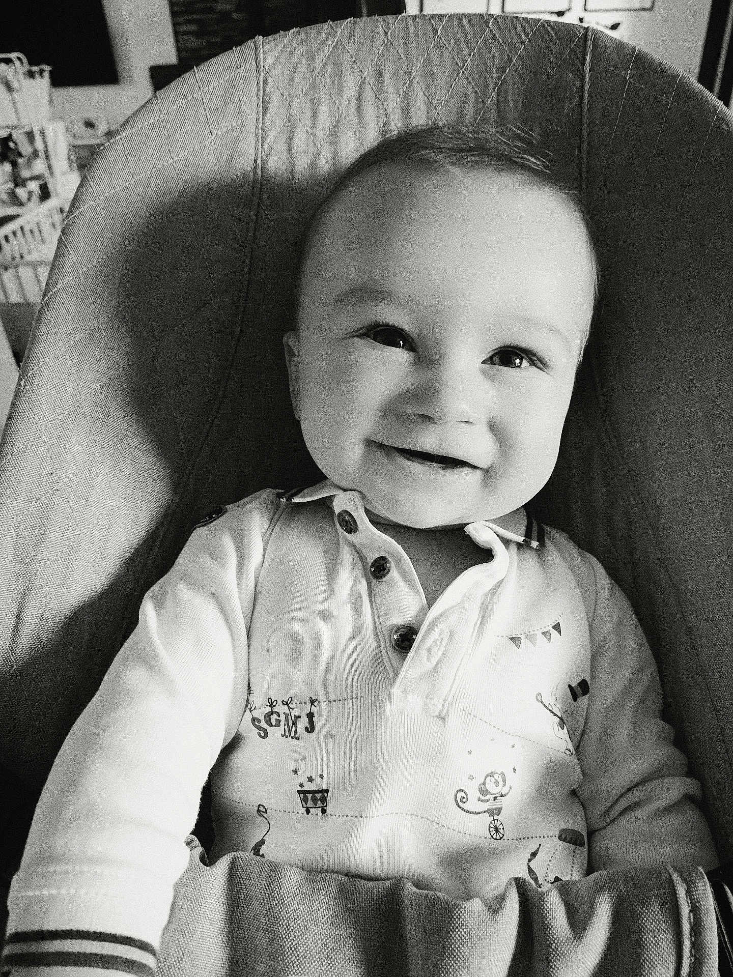 Nino a rejoint le concours — aidez-le/la à gagner de superbes lots ! baby, child, smiling, portrait, black_and_white, seated, cushion, clothing, cute, face, happy, indoor, infant, person, shirt, small_child, young, baby_chair, expression, closeup