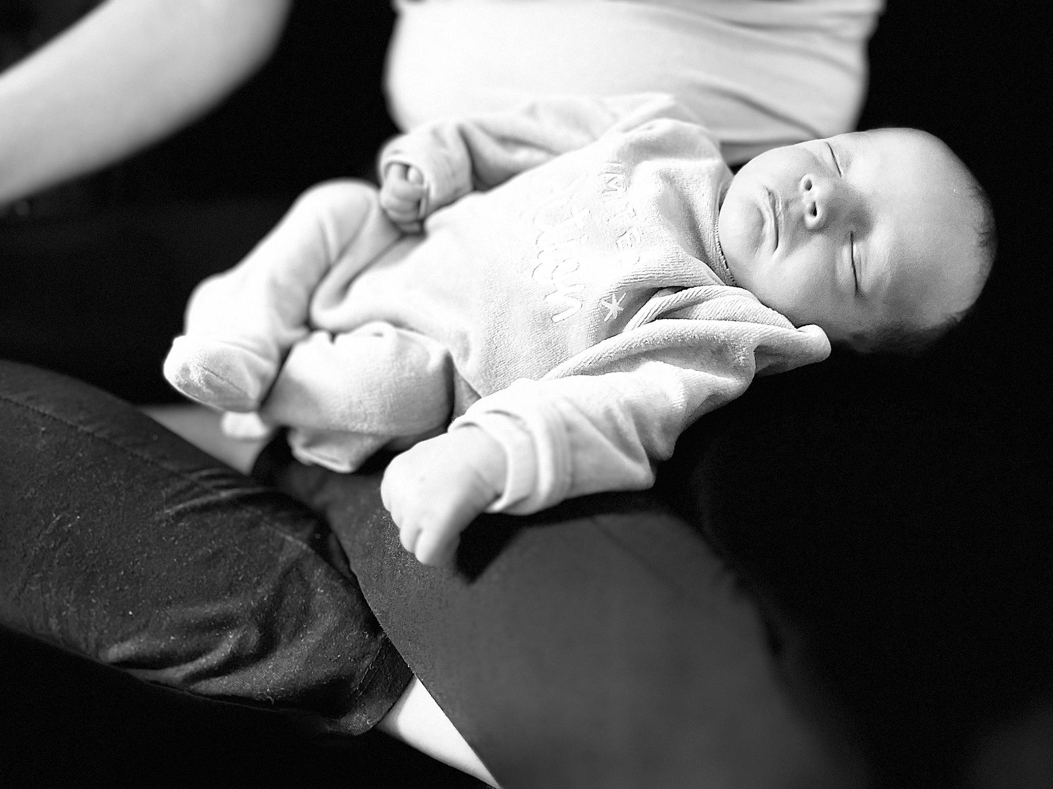 Klayton participe au concours pour gagner de l'argent avec cette photo : baby, baby_toddler_clothing, child, comfort, elbow, finger, flash_photography, gesture, hand, happy, monochrome, monochrome_photography, nail, person, portrait_photography, sitting, sleeve, smile, thumb, toddler