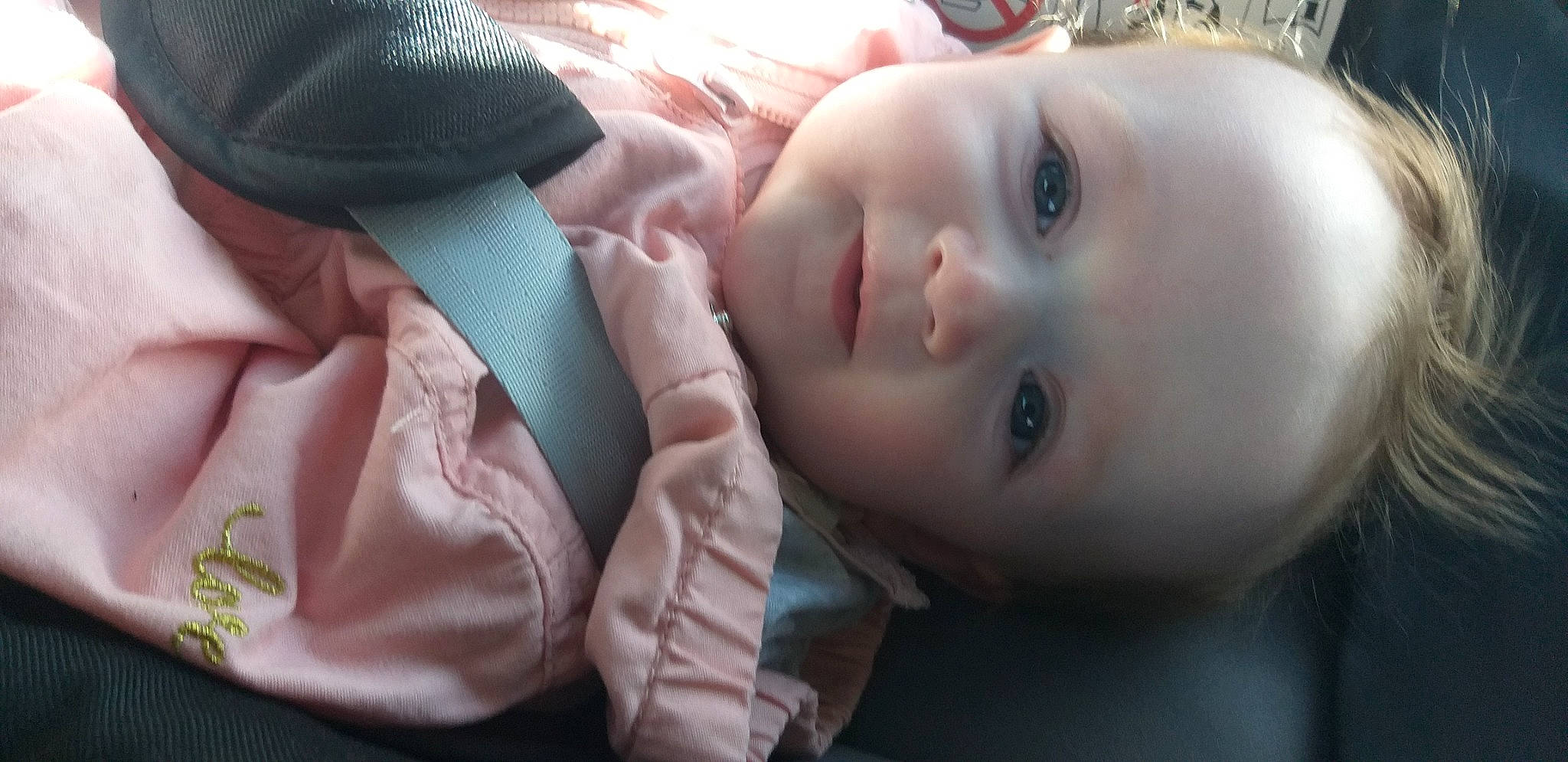 Rosie a rejoint le concours — aidez-le/la à gagner de superbes lots ! arm, baby, baby_toddler_clothing, cheek, cool, ear, eyebrow, eyelash, flash_photography, hand, human_body, iris, lip, mouth, neck, nose, person, skin, smile, toddler