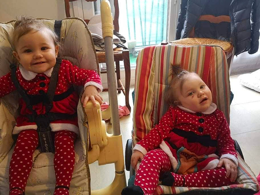 Les Jumelles Giulia Et Ilona a rejoint le concours — aidez-le/la à gagner de superbes lots ! baby, baby_toddler_clothing, chair, cheek, child, comfort, event, fun, happy, joy, lap, pattern, person, product, room, sharing, sitting, skin, smile, sock
