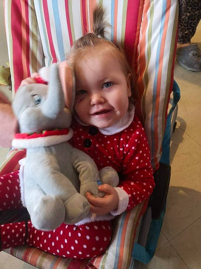 Les Jumelles Giulia Et Ilona a rejoint le concours — aidez-le/la à gagner de superbes lots ! baby, baby_toddler_clothing, child, event, facial_expression, fawn, fun, happy, head, holiday, lap, person, pink, red, skin, sleeve, smile, standing, textile, toddler