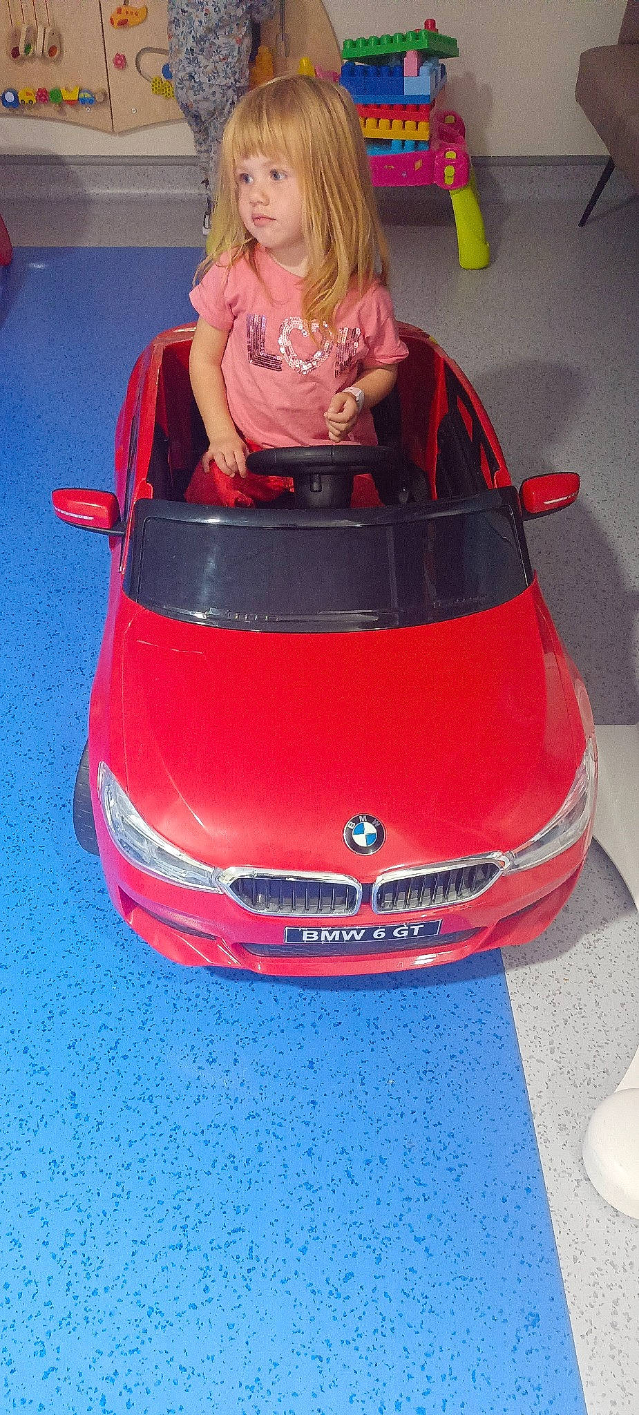 Alexandra participe au concours pour gagner de l'argent avec cette photo : automotive_design, automotive_exterior, automotive_lighting, automotive_wheel_system, blue, bumper, car, grille, headlamp, hood, motor_vehicle, performance_car, person, personal_luxury_car, rim, tints_and_shades, vehicle, vehicle_door, vehicle_registration_plate, windscreen_wiper