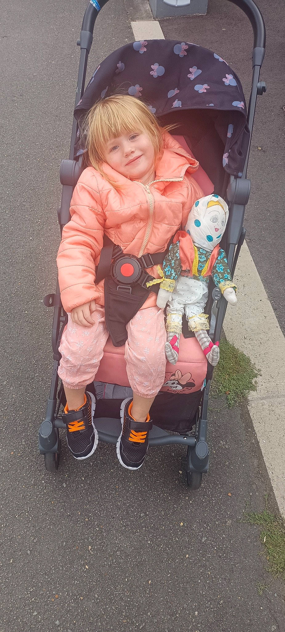 Alexandra a rejoint le concours — aidez-le/la à gagner de superbes lots ! asphalt, baby_carriage, baby_products, boot, child, costume, fictional_character, fun, joy, lap, motor_vehicle, person, personal_protective_equipment, pink, recreation, sandal, sitting, smile, tire, toddler