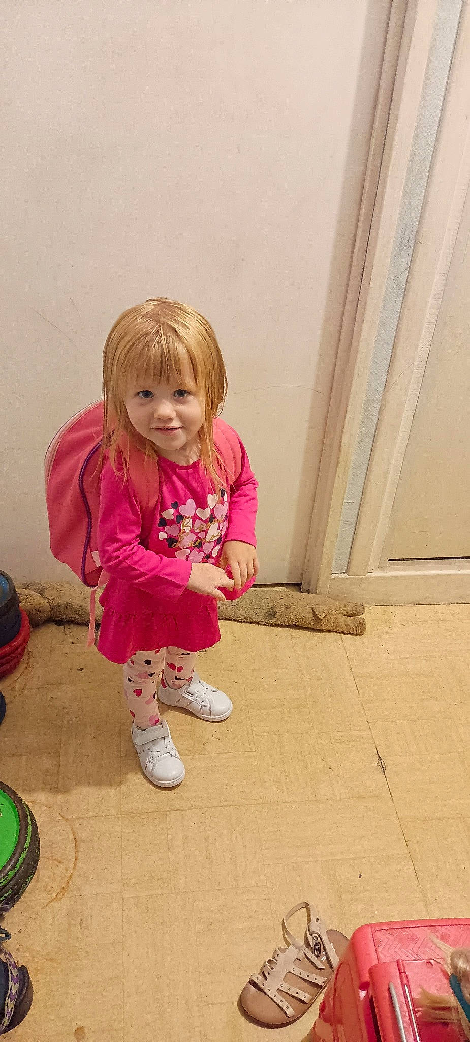Alexandra a rejoint le concours — aidez-le/la à gagner de superbes lots ! baby_toddler_clothing, blond, door, floor, flooring, happy, hardwood, human_leg, joy, knee, leg, luggage_and_bags, magenta, pattern, person, sleeve, smile, sneakers, sock, thigh