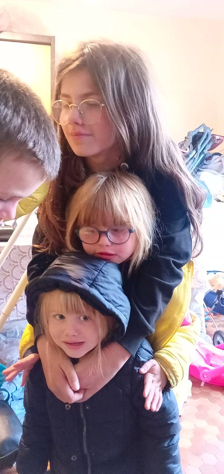 Anastasia participe au concours pour gagner de l'argent avec cette photo : blond, child, community, event, eyewear, face, facial_expression, friendship, fun, glasses, happy, headwear, interaction, leisure, person, plant, recreation, sharing, smile, toddler