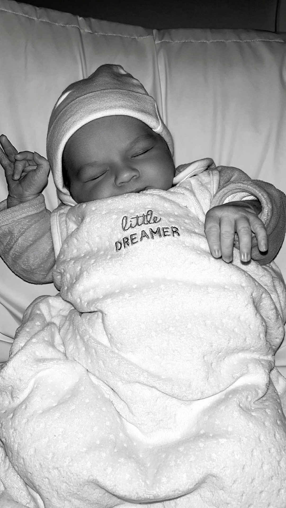 Tylianna participe au concours pour gagner de l'argent avec cette photo : baby, sleeping, infant, blanket, hat, cozy, soft, clothing, cute, resting, portrait, child, peaceful, monochrome, fabric, hand, face, newborn, wrapped, bed