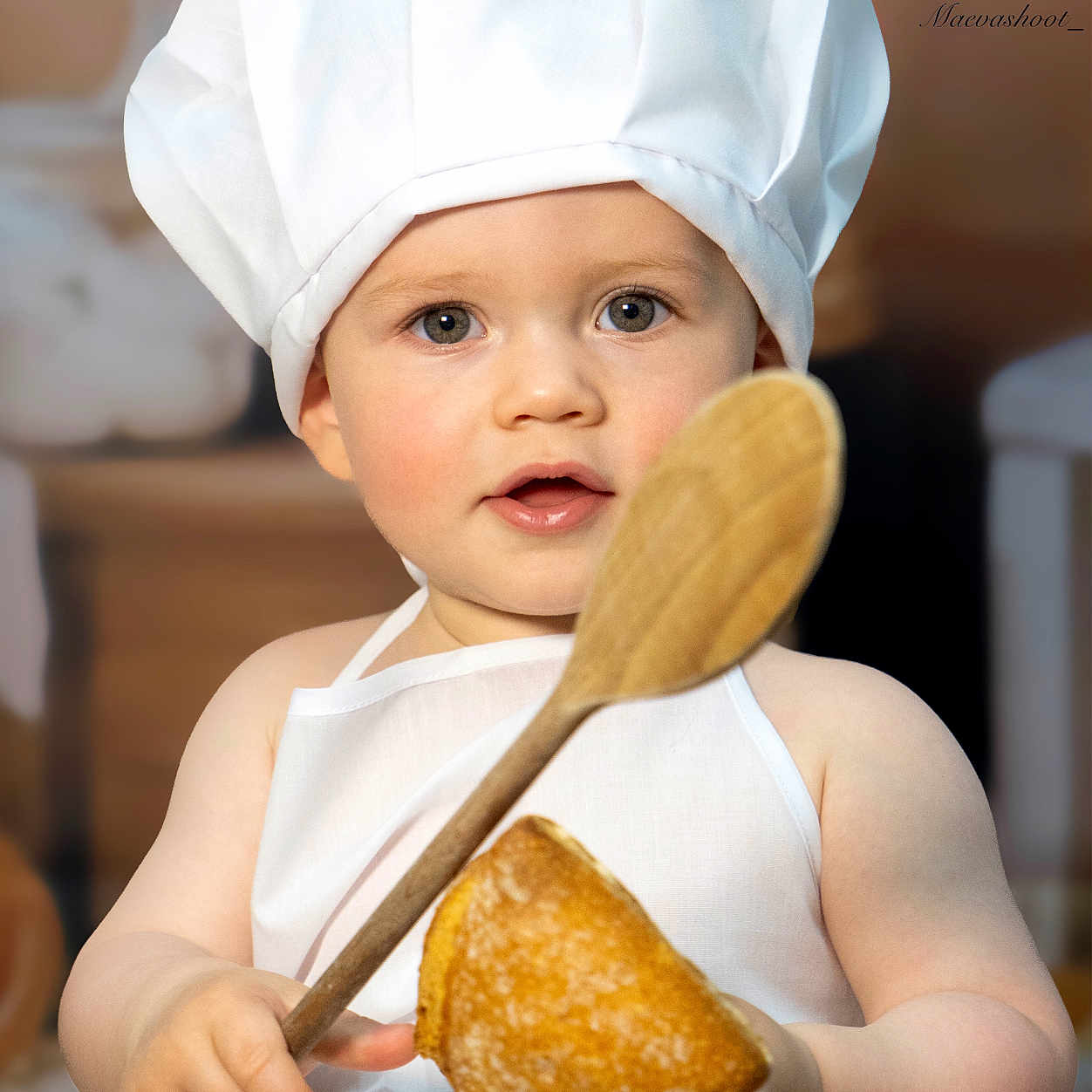 Zao participe au concours pour gagner de l'argent avec cette photo : apron, baby, bread, bright_eyes, chef_hat, child, cooking, cooking_utensil, cute, face, food, hand, indoor, kitchen, person, portrait, smiling, table, wooden_spoon, young_child