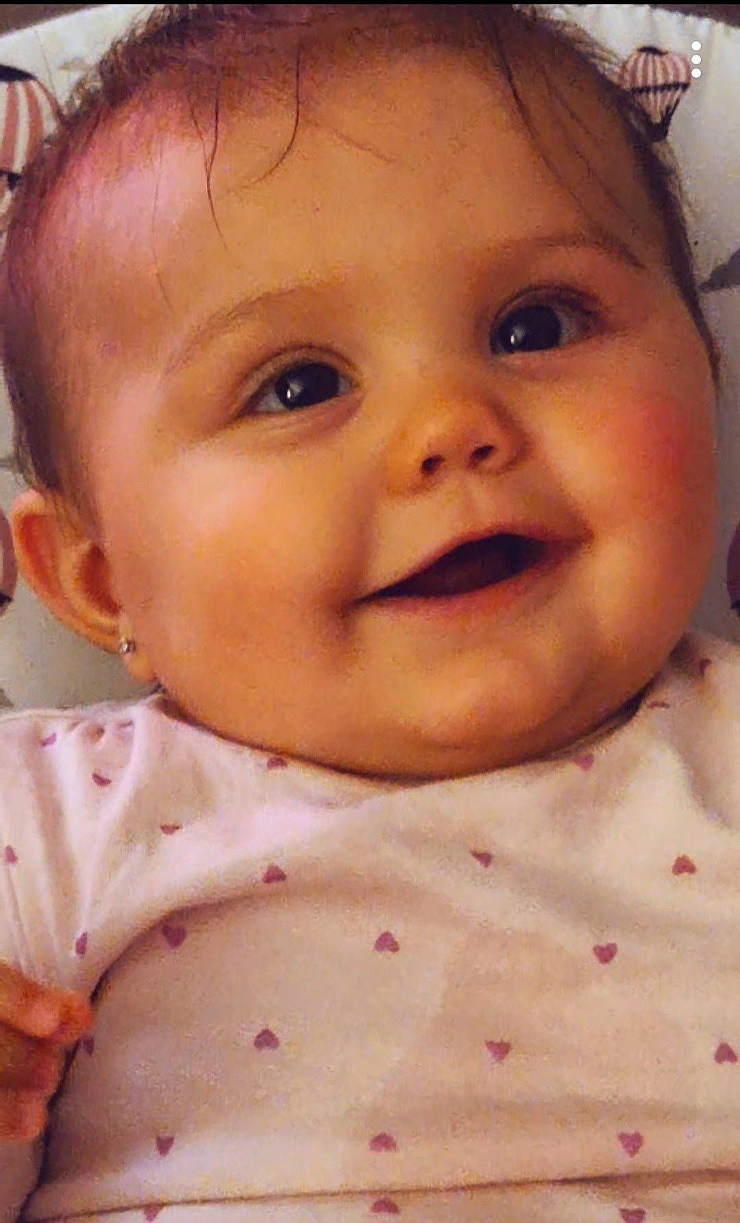 Kelsy a rejoint le concours — aidez-le/la à gagner de superbes lots ! baby, baby_toddler_clothing, cheek, chin, eye, eyebrow, eyelash, face, facial_expression, happy, iris, joy, lip, mouth, nose, organ, person, pink, skin, sleeve