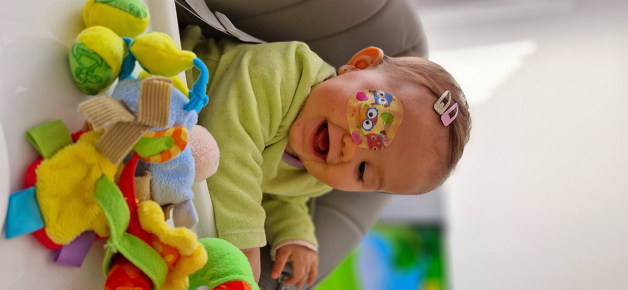 Kelsy a rejoint le concours — aidez-le/la à gagner de superbes lots ! baby, baby_playing_with_toys, baby_products, baby_toddler_clothing, baby_toys, child, comfort, fun, happy, infant_bed, leisure, person, play, room, smile, stuffed_toy, sweetness, toddler, toy