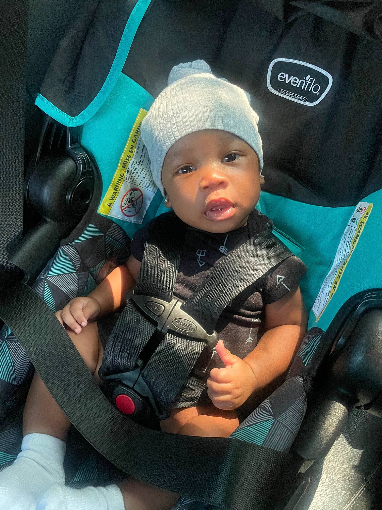 Kartier is registered to the contest to win money with this photo: auto_part, baby, baby_carriage, baby_in_car_seat, baby_products, baby_safety, baby_toddler_clothing, cap, car_seat, car_seat_cover, chair, child, comfort, cool, electric_blue, headwear, person, product, seat_belt, thigh