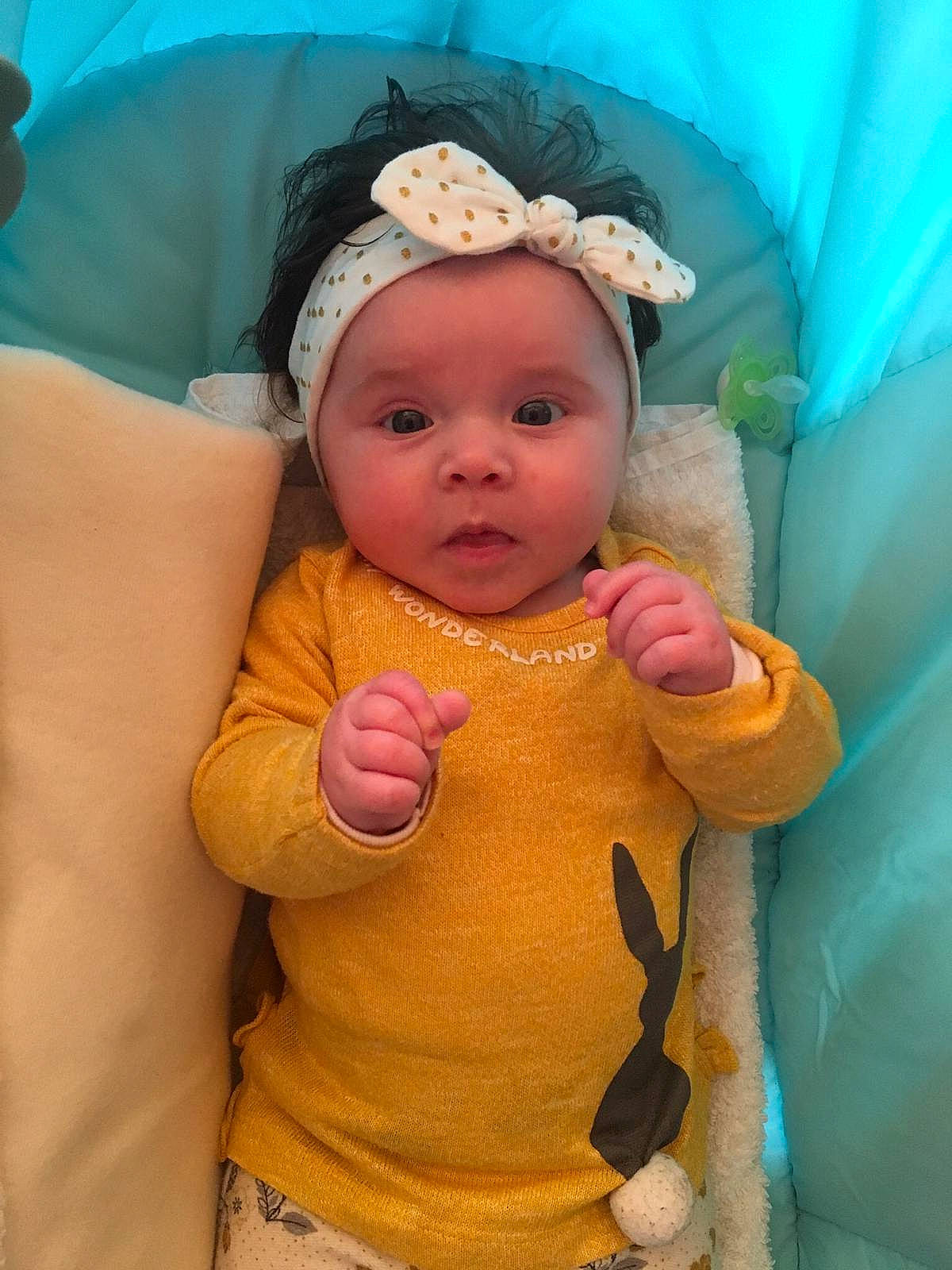 Ambre participe au concours pour gagner de l'argent avec cette photo : baby, cheek, child, eye, face, fashion_accessory, fun, hair_accessory, head, headband, headgear, lip, person, skin, smile, toddler, yellow