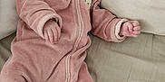 Lyianna a rejoint le concours — aidez-le/la à gagner de superbes lots ! baby, infant, pink_onesie, smile, pillow, blanket, bed, sleepwear, cozy, home, child, cute, newborn, soft_fabric, relaxing, person, indoor, resting, small_hands, face