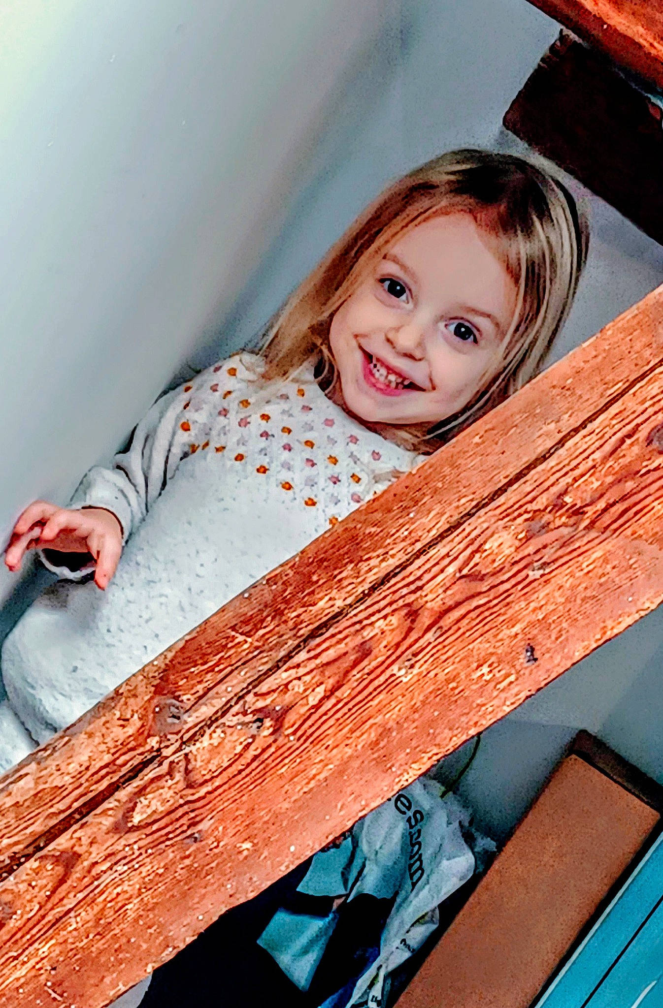 Phoebe a rejoint le concours — aidez-le/la à gagner de superbes lots ! brown_hair, child, child_model, flash_photography, fun, happy, hardwood, joy, laugh, leisure, pattern, person, photo_shoot, play, portrait_photography, room, sitting, skin, smile, toddler
