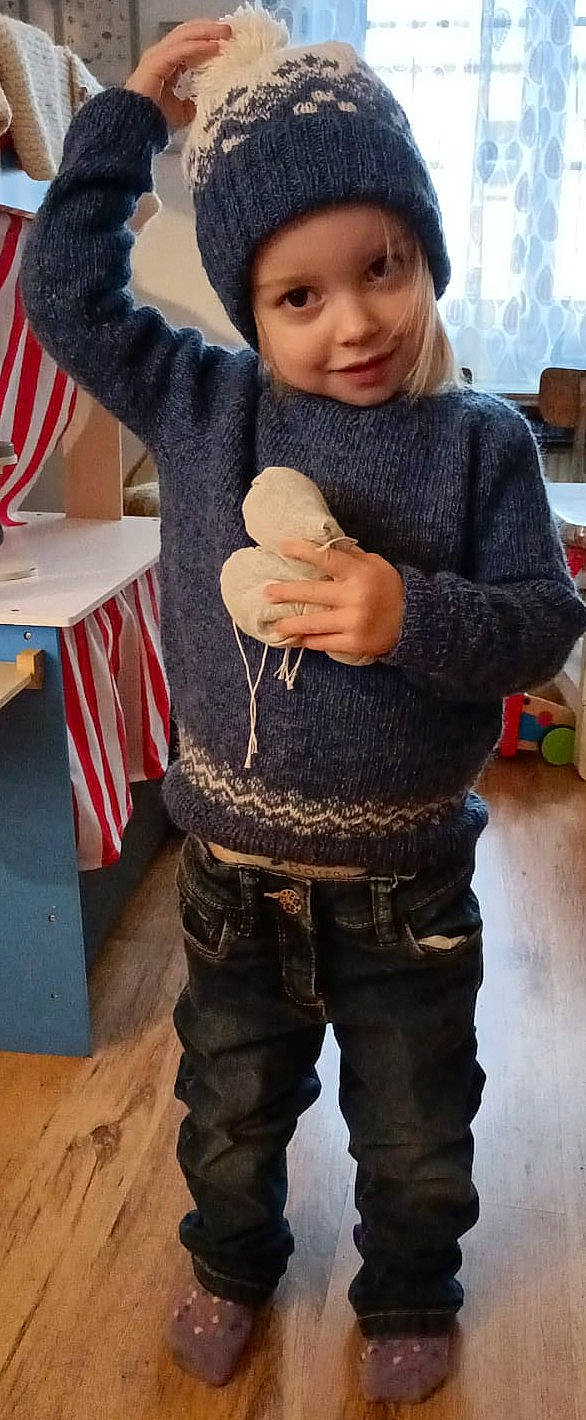 Phoebe a rejoint le concours — aidez-le/la à gagner de superbes lots ! child, clothing, denim, fashion_accessory, flag, flag_of_the_united_states, headwear, joy, neck, pattern, person, sleeve, smile, standing, t_shirt, textile, thumb, toddler, trunk, waist