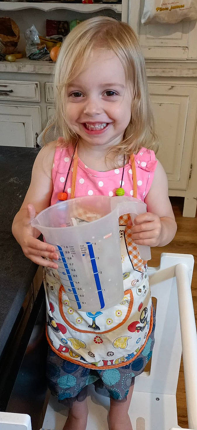 Phoebe a rejoint le concours — aidez-le/la à gagner de superbes lots ! baby_toddler_clothing, blond, cabinetry, chest_of_drawers, child, comfort_food, cream, cupboard, dairy, drawer, drink, food, fun, happy, joy, kitchen_appliance, person, pink, smile, sweetness