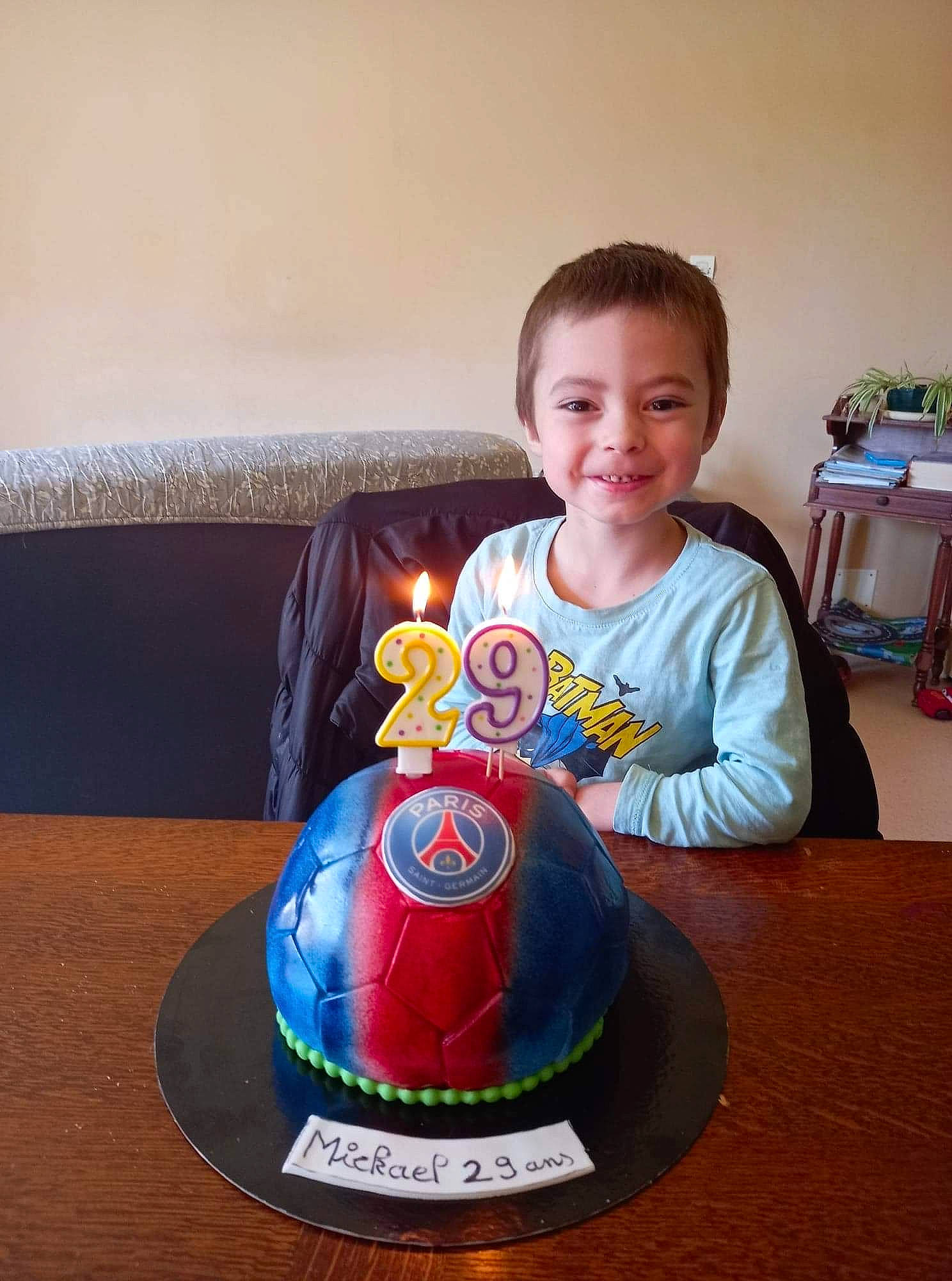 Lauris a rejoint le concours — aidez-le/la à gagner de superbes lots ! art, baked_goods, cake, child, dessert, event, fictional_character, flooring, fun, happy, hat, helmet, joy, person, personal_protective_equipment, room, sitting, smile, t_shirt, table